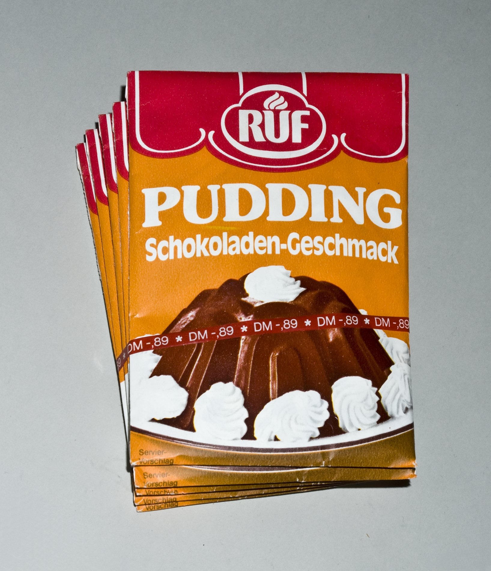 Fünf Puddingpulver-Tüten - Schokoladen-Geschmack der Firma "RUF" (Stiftung Domäne Dahlem - Landgut und Museum, Weiternutzung nur mit Genehmigung des Museums CC BY-NC-SA)