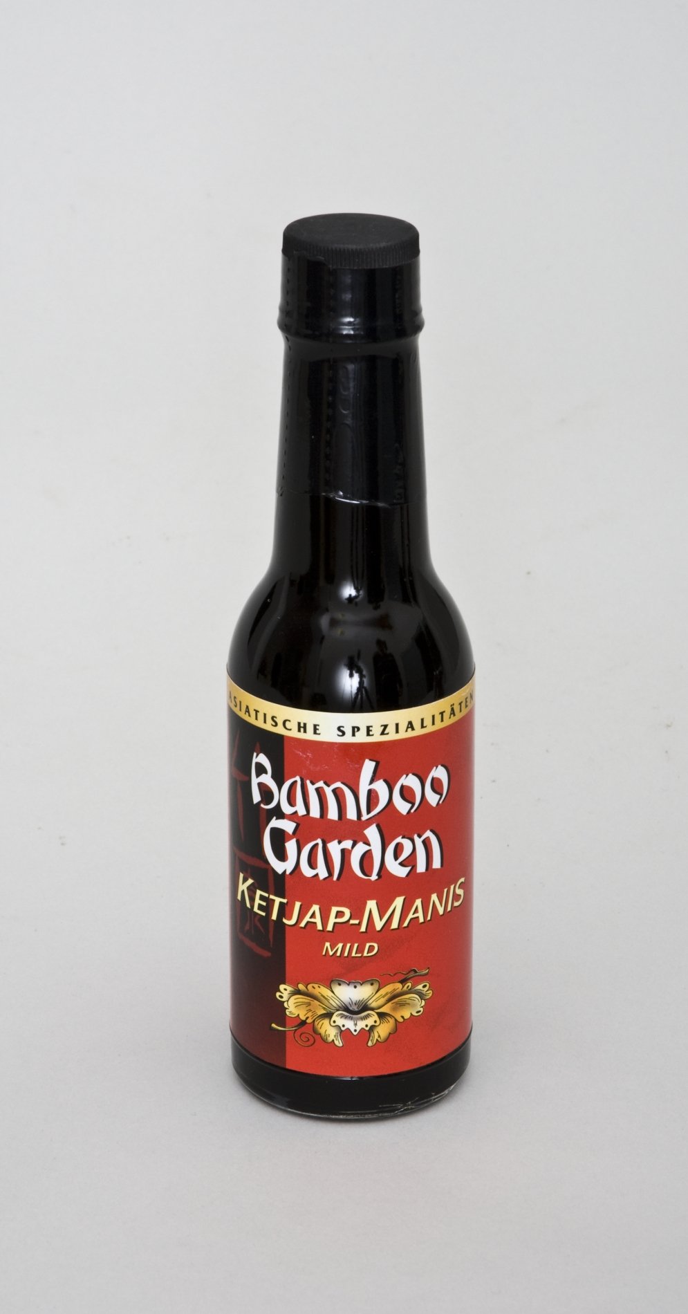 Einkauf Biolek: Flasche "Ketjap-Manis" der Marke "Bamboo Garden" (Stiftung Domäne Dahlem - Landgut und Museum, Weiternutzung nur mit Genehmigung des Museums CC BY-NC-SA)