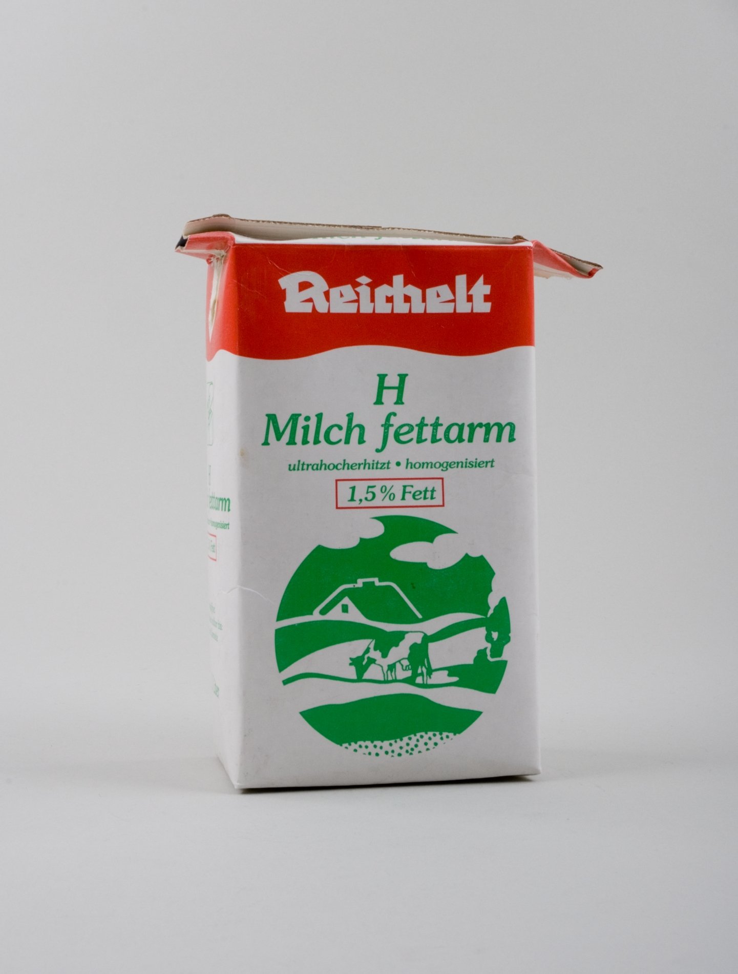 Warenmuster: "H Milch - fettarm" der Firma "Reichelt" (Stiftung Domäne Dahlem - Landgut und Museum, Weiternutzung nur mit Genehmigung des Museums CC BY-NC-SA)