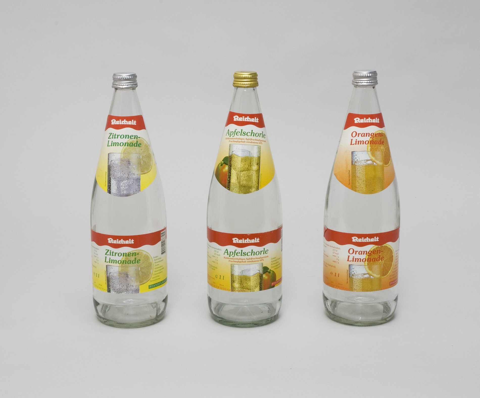 Drei Flaschen für Limonade und Apfelschorle (Stiftung Domäne Dahlem - Landgut und Museum, Weiternutzung nur mit Genehmigung des Museums CC BY-NC-SA)