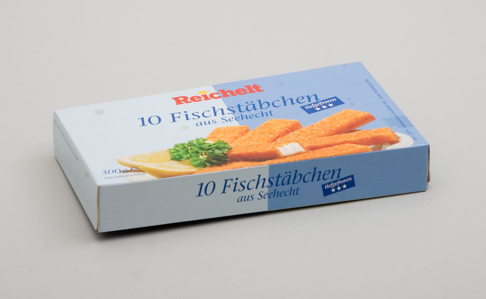 Verpackung "10 Fischstäbchen aus Seehecht" der Firma "Reichelt" (Stiftung Domäne Dahlem - Landgut und Museum, Weiternutzung nur mit Genehmigung des Museums CC BY-NC-SA)