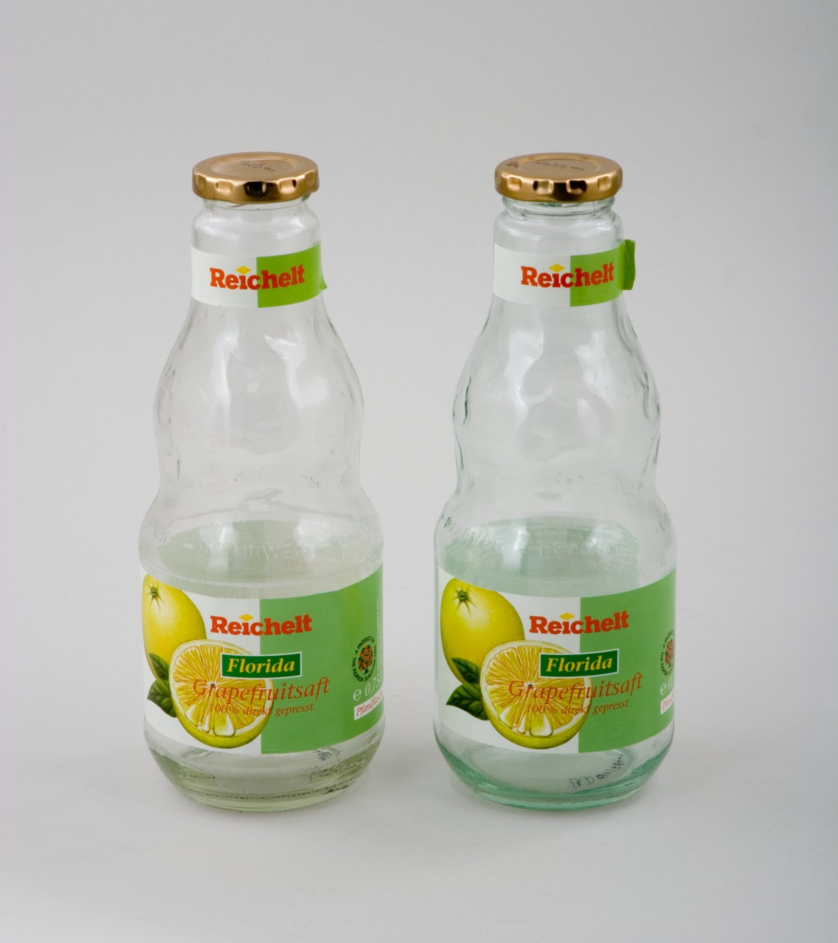 Zwei Flaschen für Grapefruitsaft (Stiftung Domäne Dahlem - Landgut und Museum, Weiternutzung nur mit Genehmigung des Museums CC BY-NC-SA)