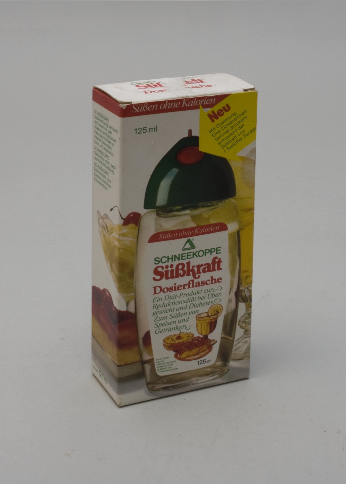 Verpackung "Schneekoppe Süßkraft - Dosierflasche" (Stiftung Domäne Dahlem - Landgut und Museum, Weiternutzung nur mit Genehmigung des Museums CC BY-NC-SA)