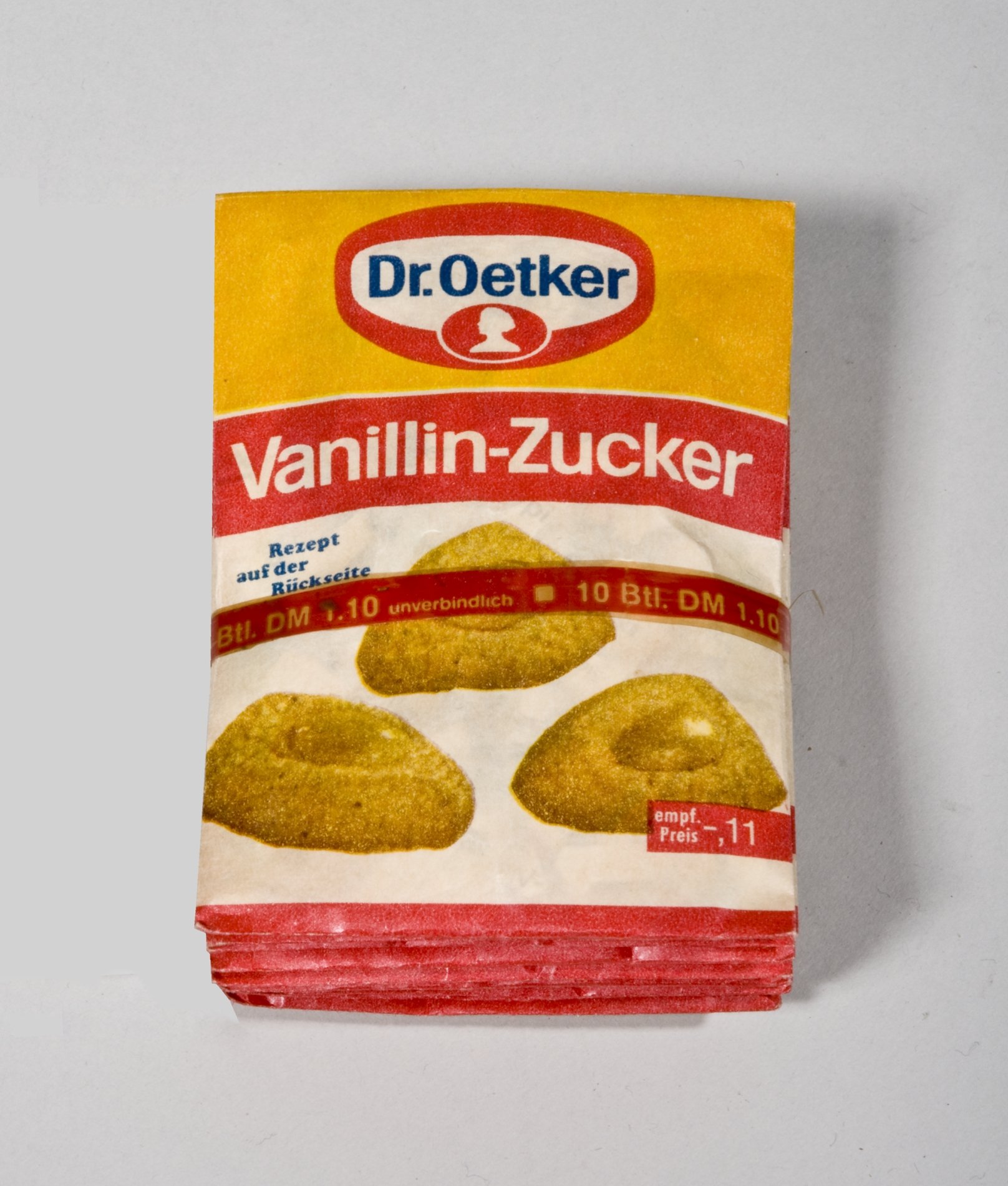 Gebündelte Päckchen "Vanillin-Zucker" von "Dr.Oetker" (Stiftung Domäne Dahlem - Landgut und Museum, Weiternutzung nur mit Genehmigung des Museums CC BY-NC-SA)