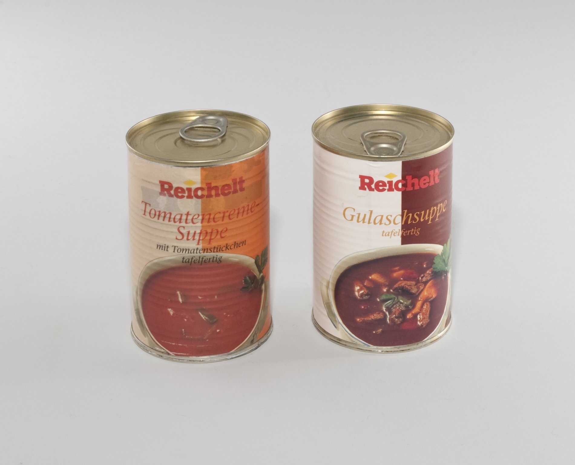 Zwei Suppen-Konservendosen der "Reichelt" Eigenmarke (Stiftung Domäne Dahlem - Landgut und Museum, Weiternutzung nur mit Genehmigung des Museums CC BY-NC-SA)