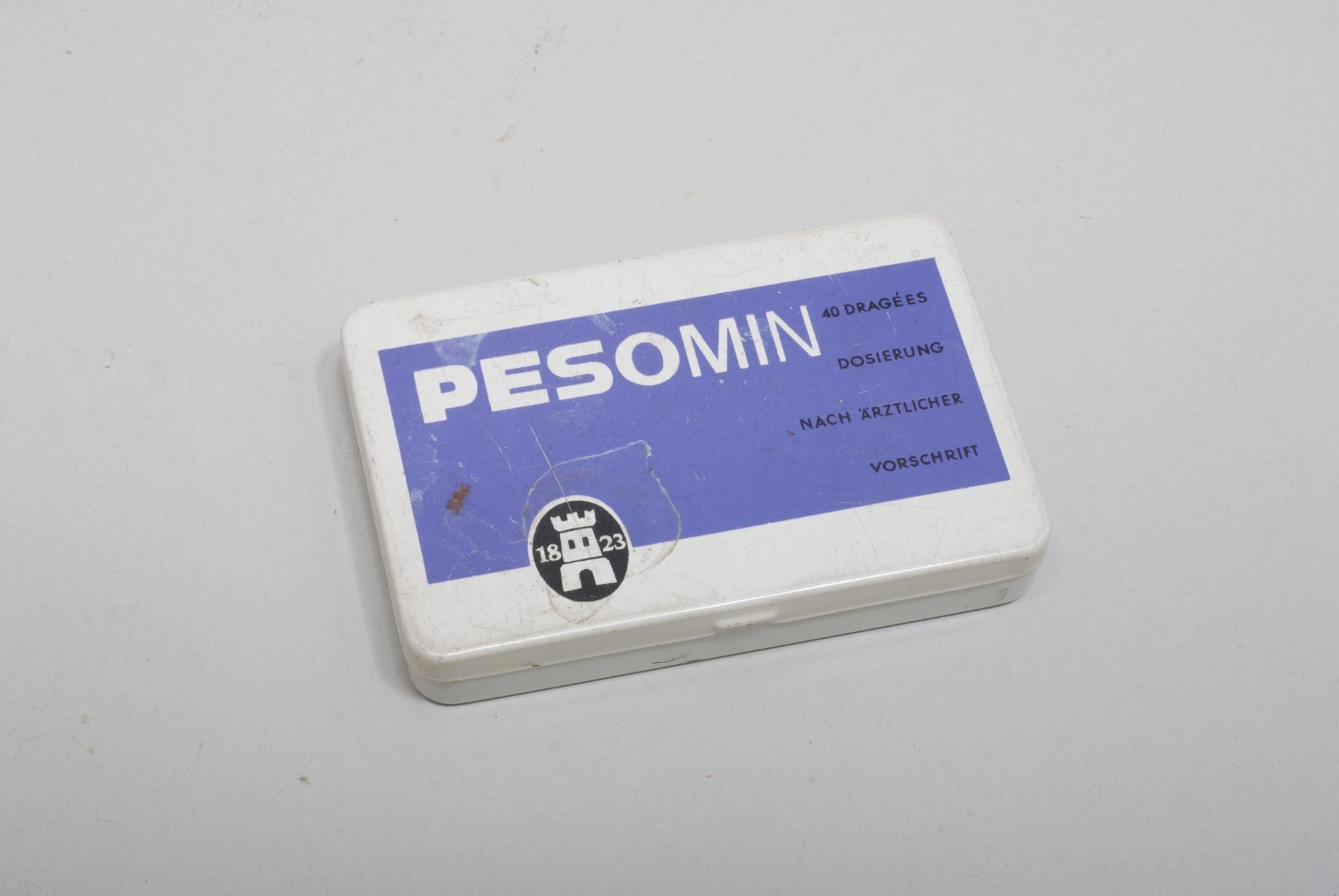 Dose "Pesomin" (Stiftung Domäne Dahlem - Landgut und Museum, Weiternutzung nur mit Genehmigung des Museums CC BY-NC-SA)