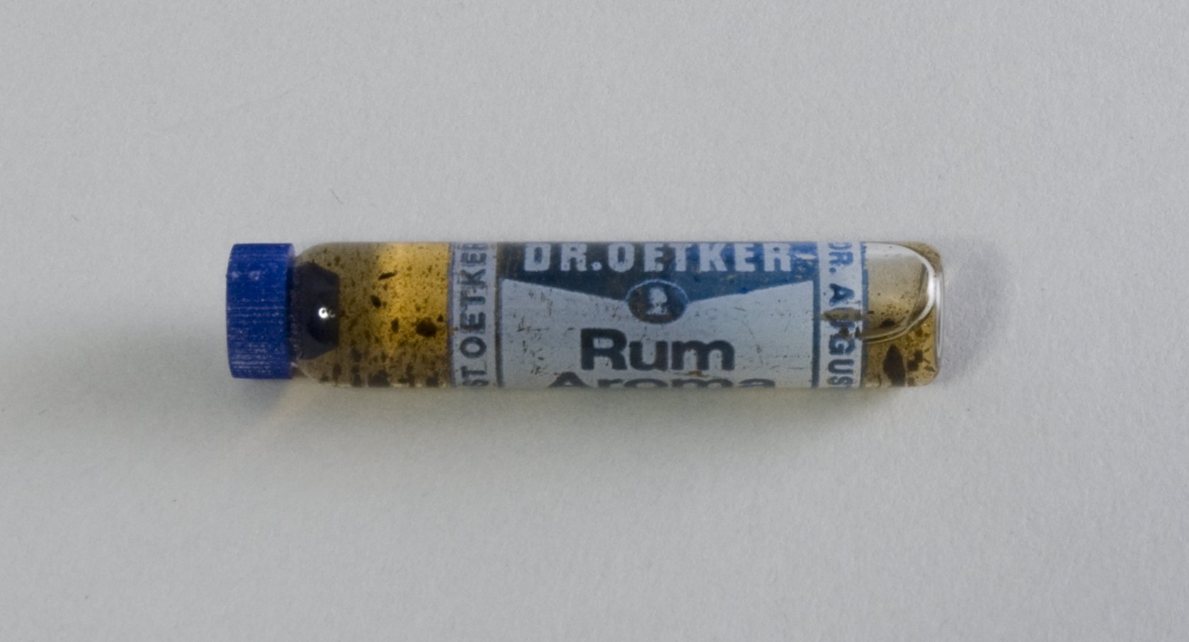 Glasröhrchen mit Rum-Aroma von "Dr. Oetker" (Stiftung Domäne Dahlem - Landgut und Museum, Weiternutzung nur mit Genehmigung des Museums CC BY-NC-SA)