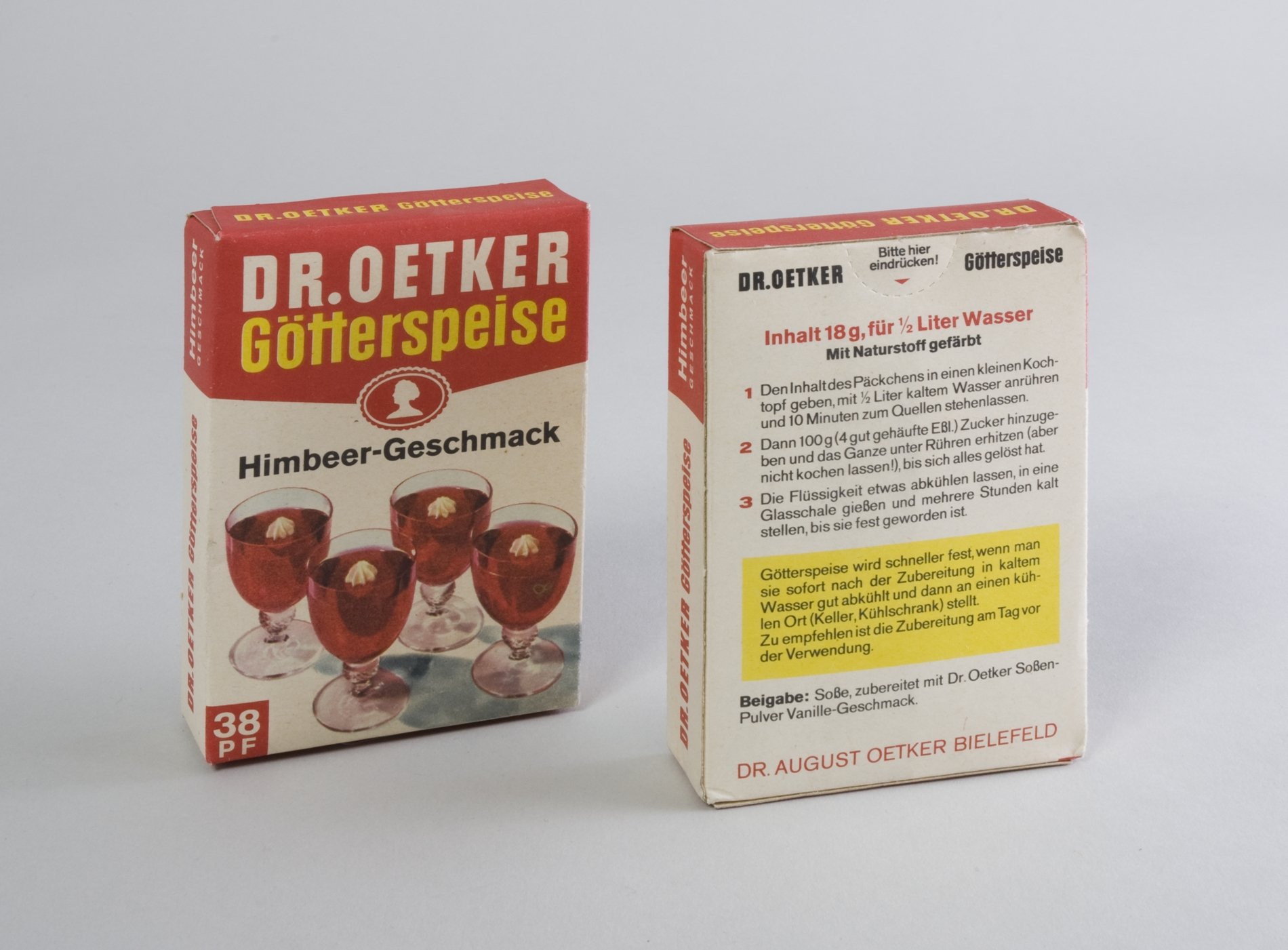 Zwei Packungen "Götterspeise Himbeer-Geschmack" von "Dr. Oetker" (Stiftung Domäne Dahlem - Landgut und Museum, Weiternutzung nur mit Genehmigung des Museums CC BY-NC-SA)