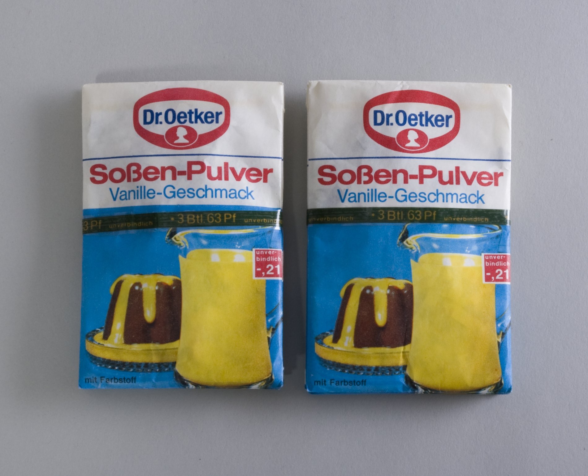 Zwei Verpackungen "Soßen-Pulver Vanille-Geschmack" von "Dr. Oetker" (Stiftung Domäne Dahlem - Landgut und Museum, Weiternutzung nur mit Genehmigung des Museums CC BY-NC-SA)