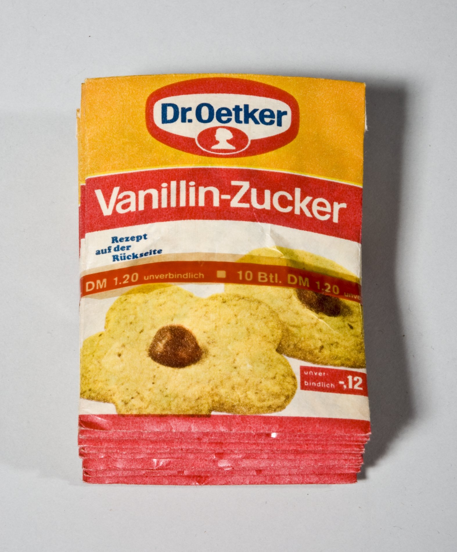 Packung mit 10 Beuteln Vanillin-Zucker "Dr.Oetker" (Stiftung Domäne Dahlem - Landgut und Museum, Weiternutzung nur mit Genehmigung des Museums CC BY-NC-SA)