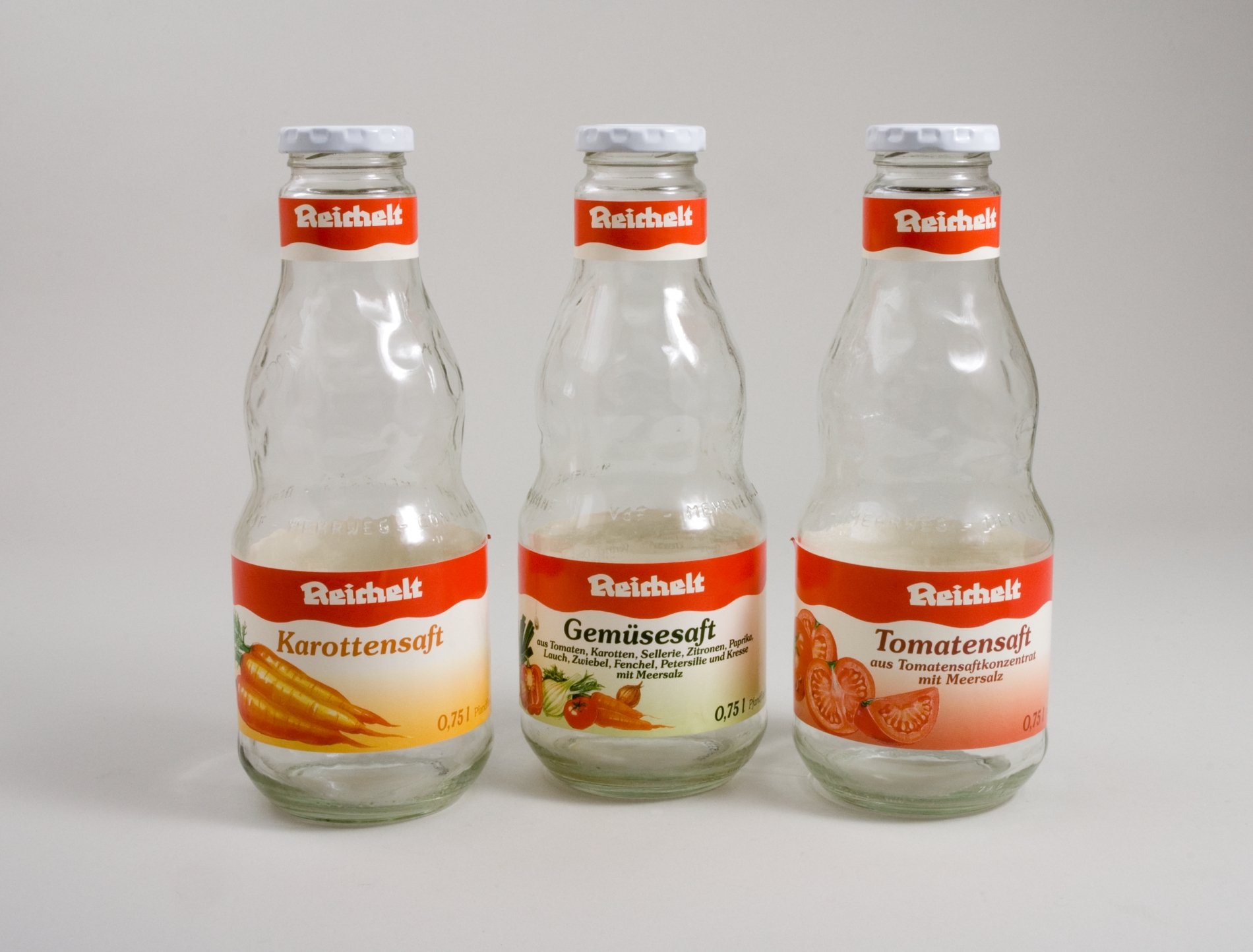 Drei Gemüse-Saft- Flaschen der Firma "Reichelt" (Stiftung Domäne Dahlem - Landgut und Museum, Weiternutzung nur mit Genehmigung des Museums CC BY-NC-SA)