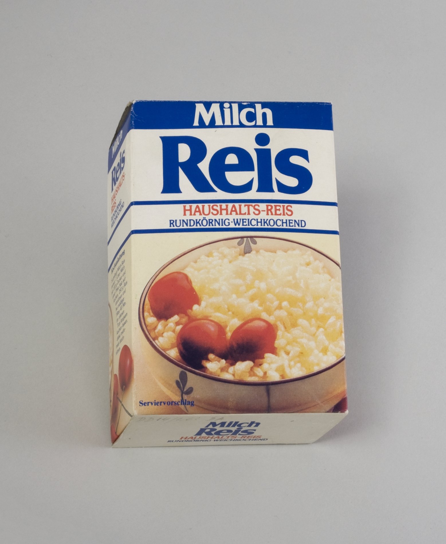 Verpackung "Milch Reis" (Stiftung Domäne Dahlem - Landgut und Museum, Weiternutzung nur mit Genehmigung des Museums CC BY-NC-SA)