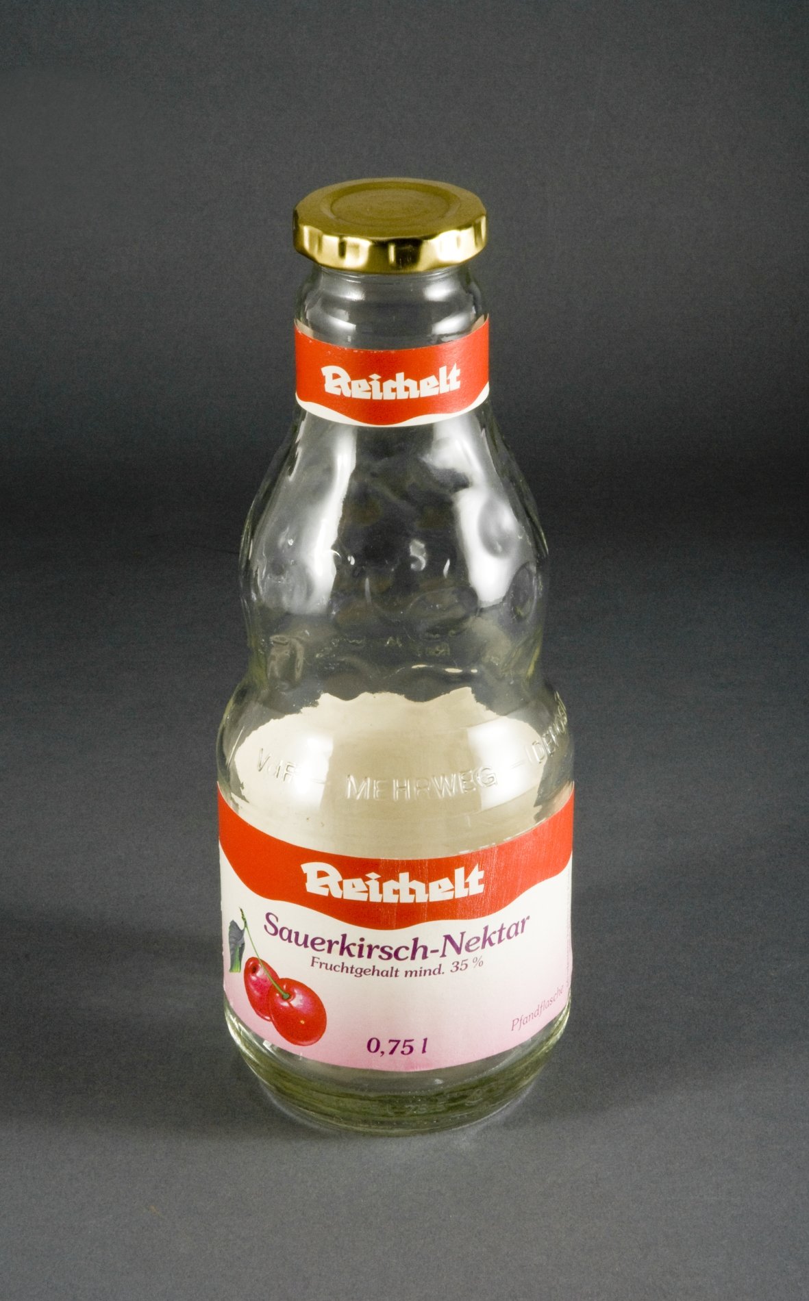 Schraubflasche "Reichelt Sauerkirsch Nektar" (Stiftung Domäne Dahlem - Landgut und Museum, Weiternutzung nur mit Genehmigung des Museums CC BY-NC-SA)