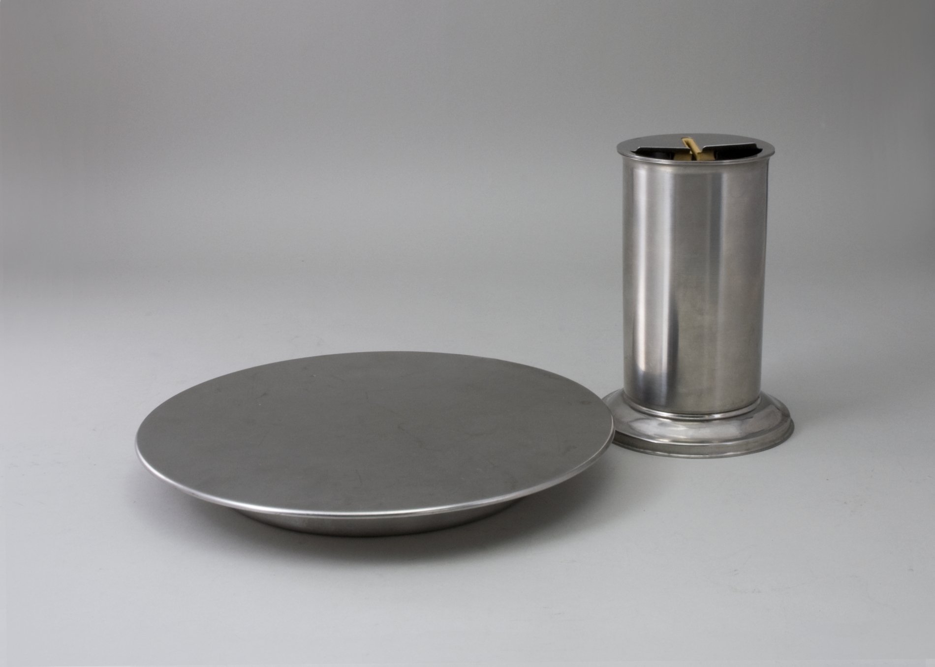 Tortenplatte und Wasserbehälter für Messer (Stiftung Domäne Dahlem - Landgut und Museum, Weiternutzung nur mit Genehmigung des Museums CC BY-NC-SA)