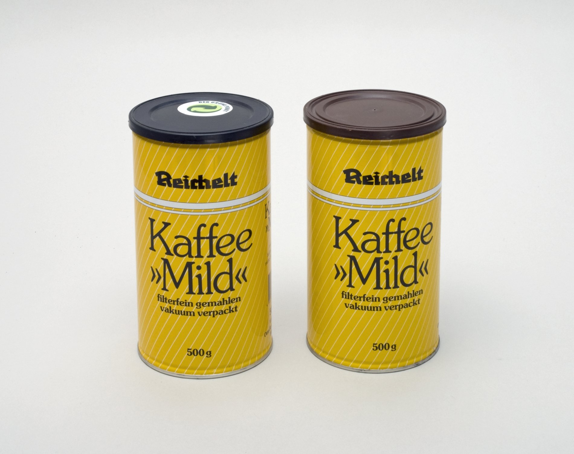 Zwei Dosen "Kaffee Mild" der Reichelt-Eigenmarke (Stiftung Domäne Dahlem - Landgut und Museum, Weiternutzung nur mit Genehmigung des Museums CC BY-NC-SA)