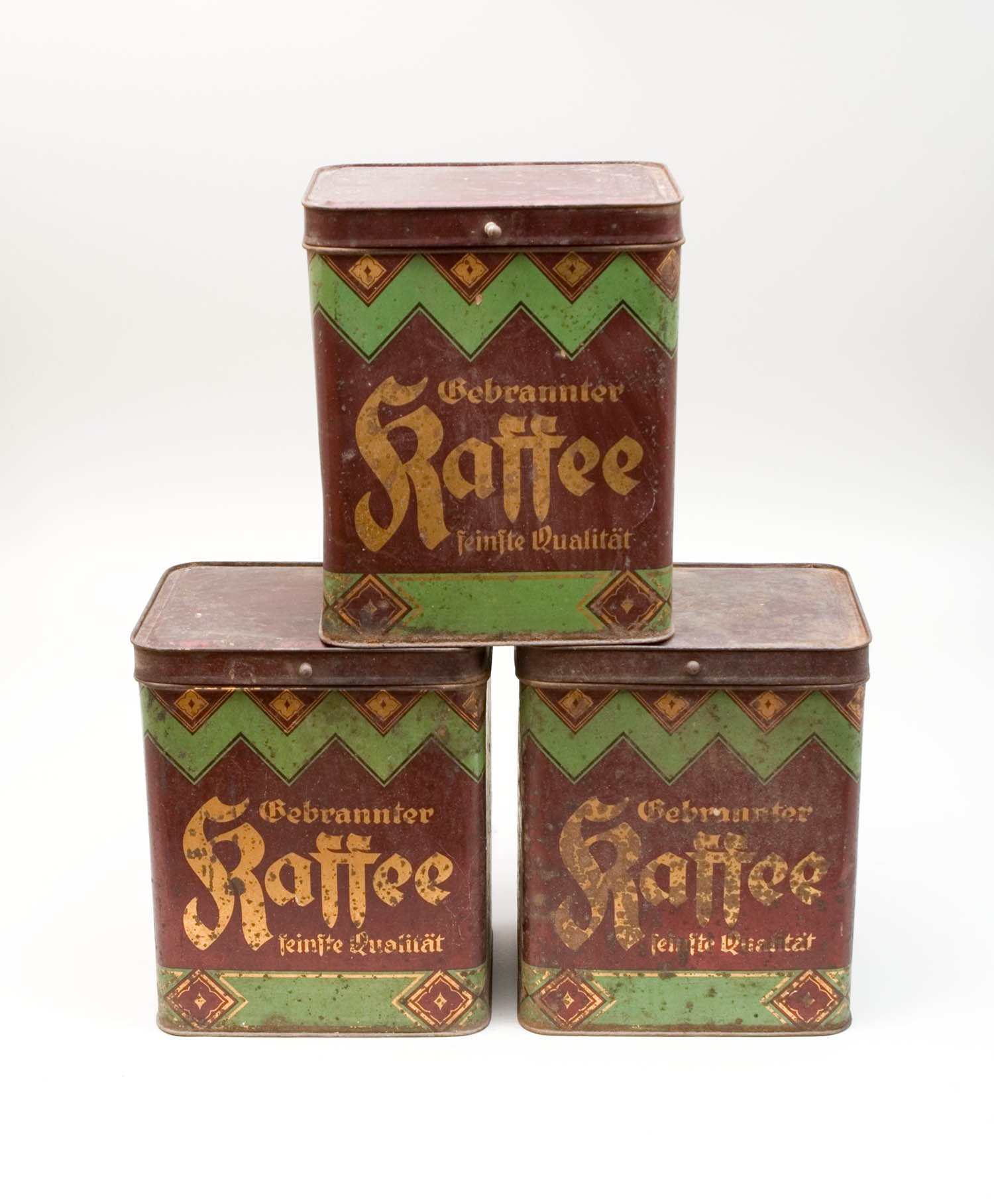 Vier Vorratsdosen für gebrannten Kaffee (Stiftung Domäne Dahlem - Landgut und Museum, Weiternutzung nur mit Genehmigung des Museums CC BY-NC-SA)