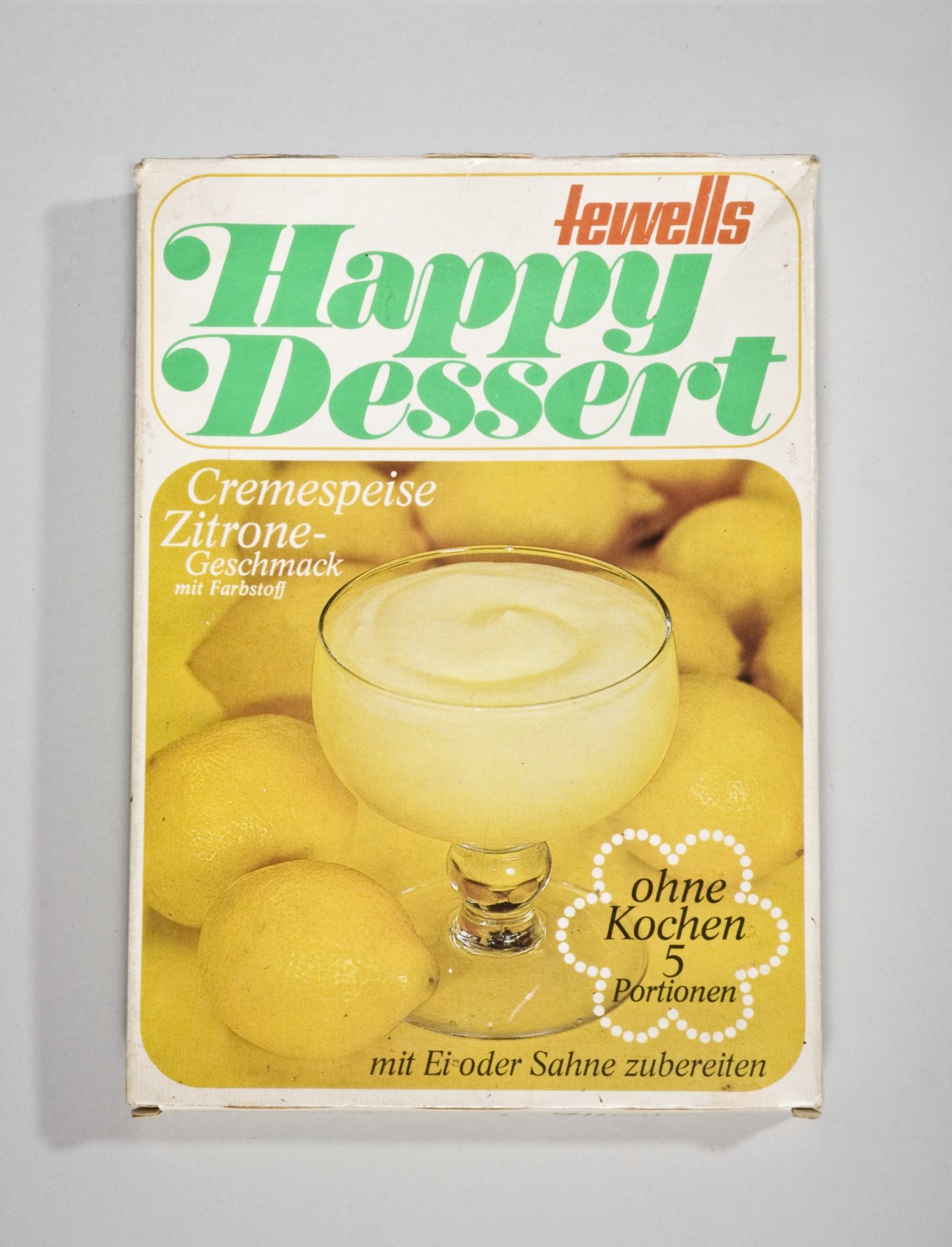 Verpackung "tewells Happy Dessert - Cremespeise Zitrone-Geschmack" (Stiftung Domäne Dahlem - Landgut und Museum, Weiternutzung nur mit Genehmigung des Museums CC BY-NC-SA)
