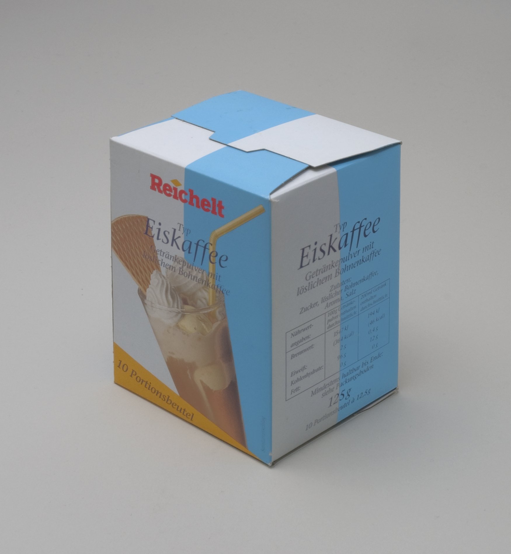 Verpackung der "Reichelt" Eigenmarke - "Eiskaffee - 10 Portionsbeutel" (Stiftung Domäne Dahlem - Landgut und Museum, Weiternutzung nur mit Genehmigung des Museums CC BY-NC-SA)