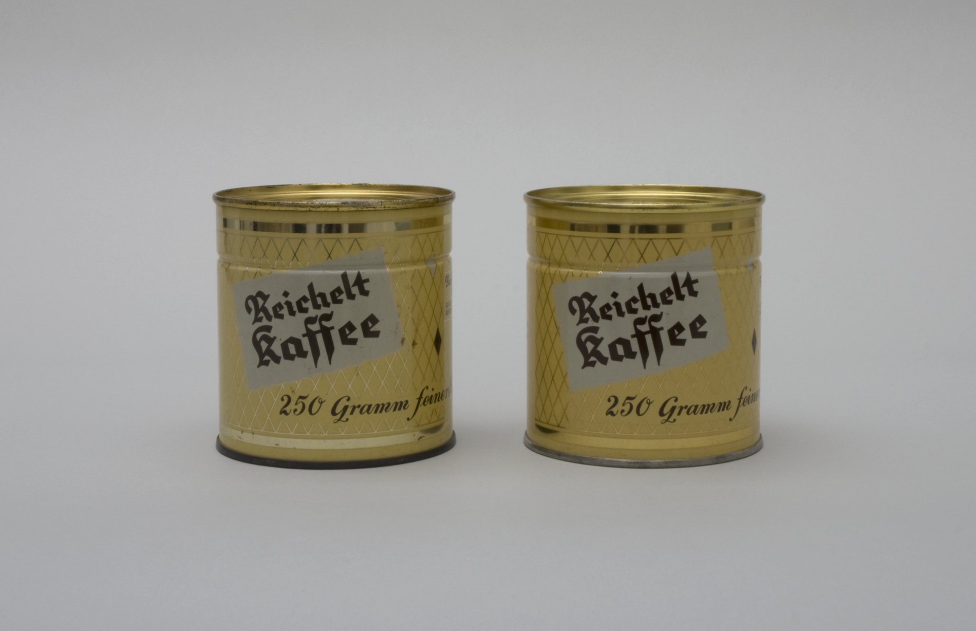 Zwei Dosen "Reichelt-Kaffee" (Stiftung Domäne Dahlem - Landgut und Museum, Weiternutzung nur mit Genehmigung des Museums CC BY-NC-SA)