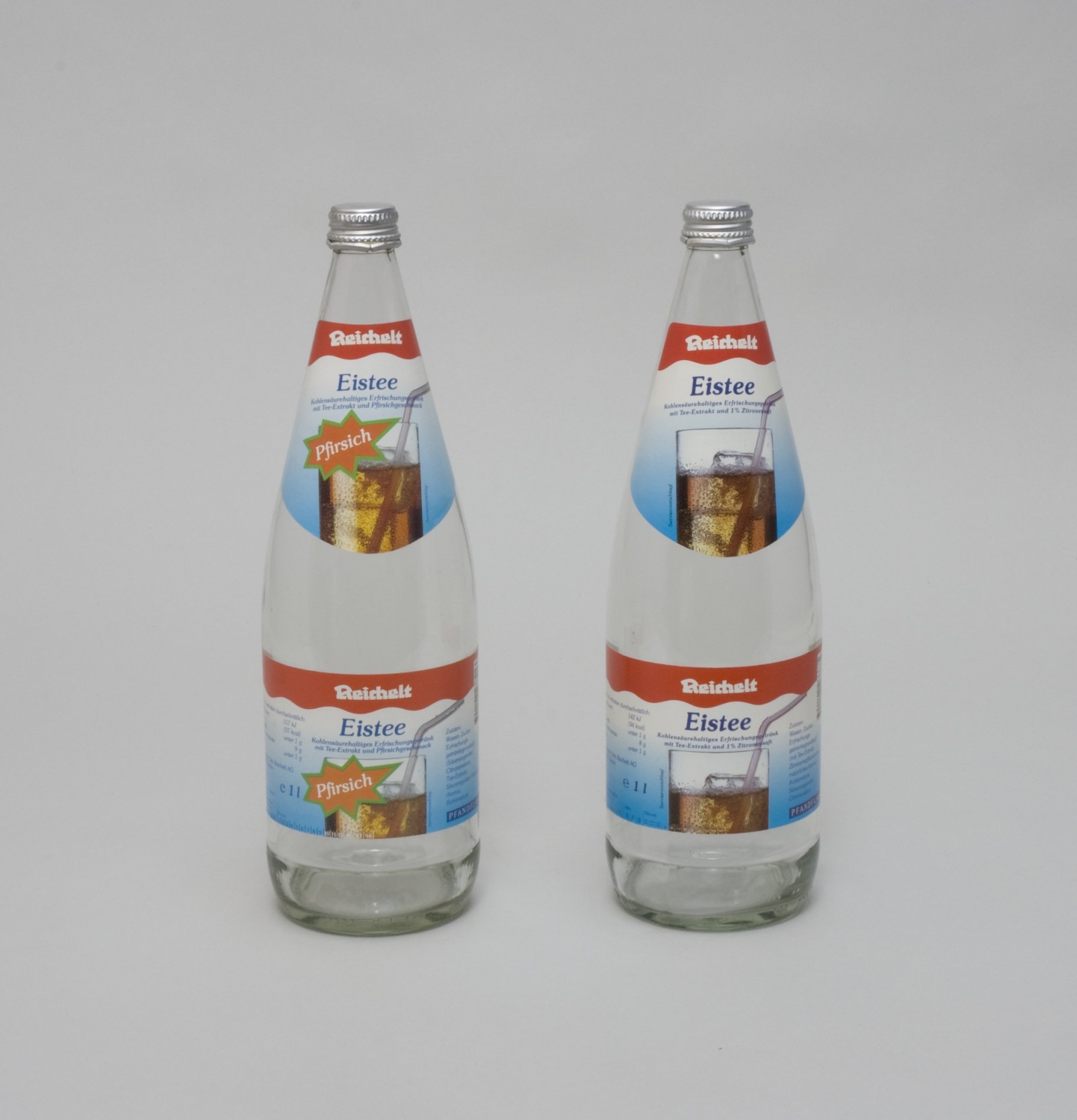 Zwei Flaschen "Eistee" der Reichelt Eigenmarke (Stiftung Domäne Dahlem - Landgut und Museum, Weiternutzung nur mit Genehmigung des Museums CC BY-NC-SA)
