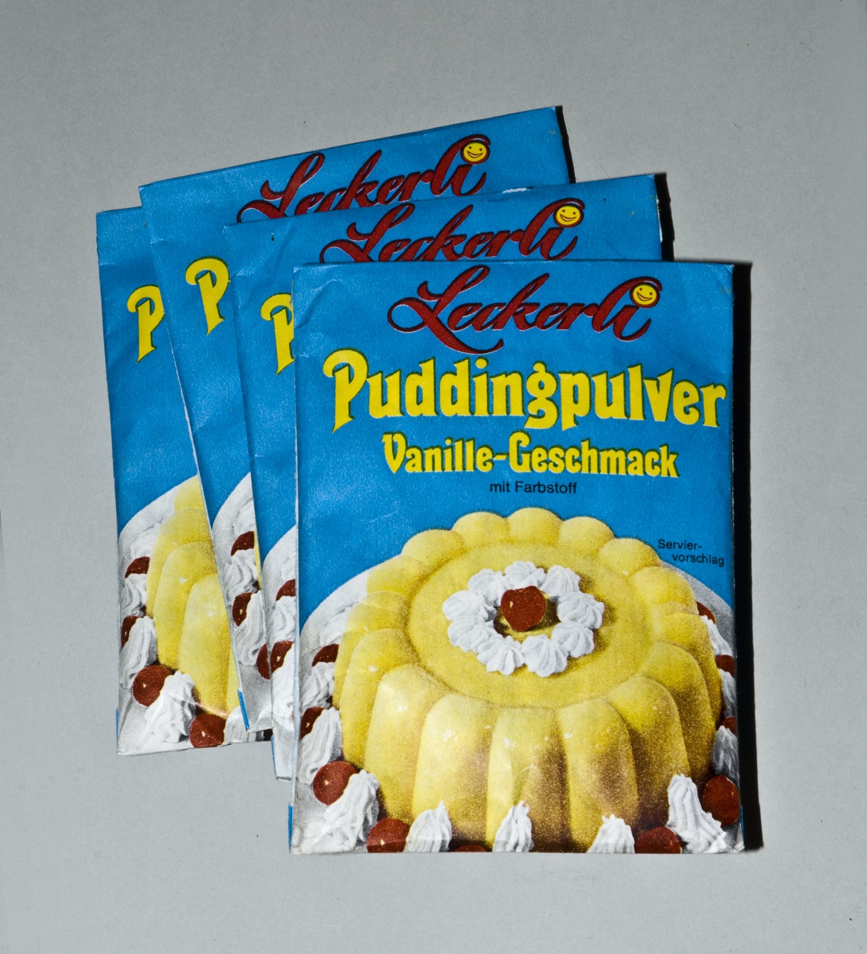 Vier Puddingpulver-Tüten - Vanille-Geschmack der Marke "Leckerli" (Stiftung Domäne Dahlem - Landgut und Museum, Weiternutzung nur mit Genehmigung des Museums CC BY-NC-SA)