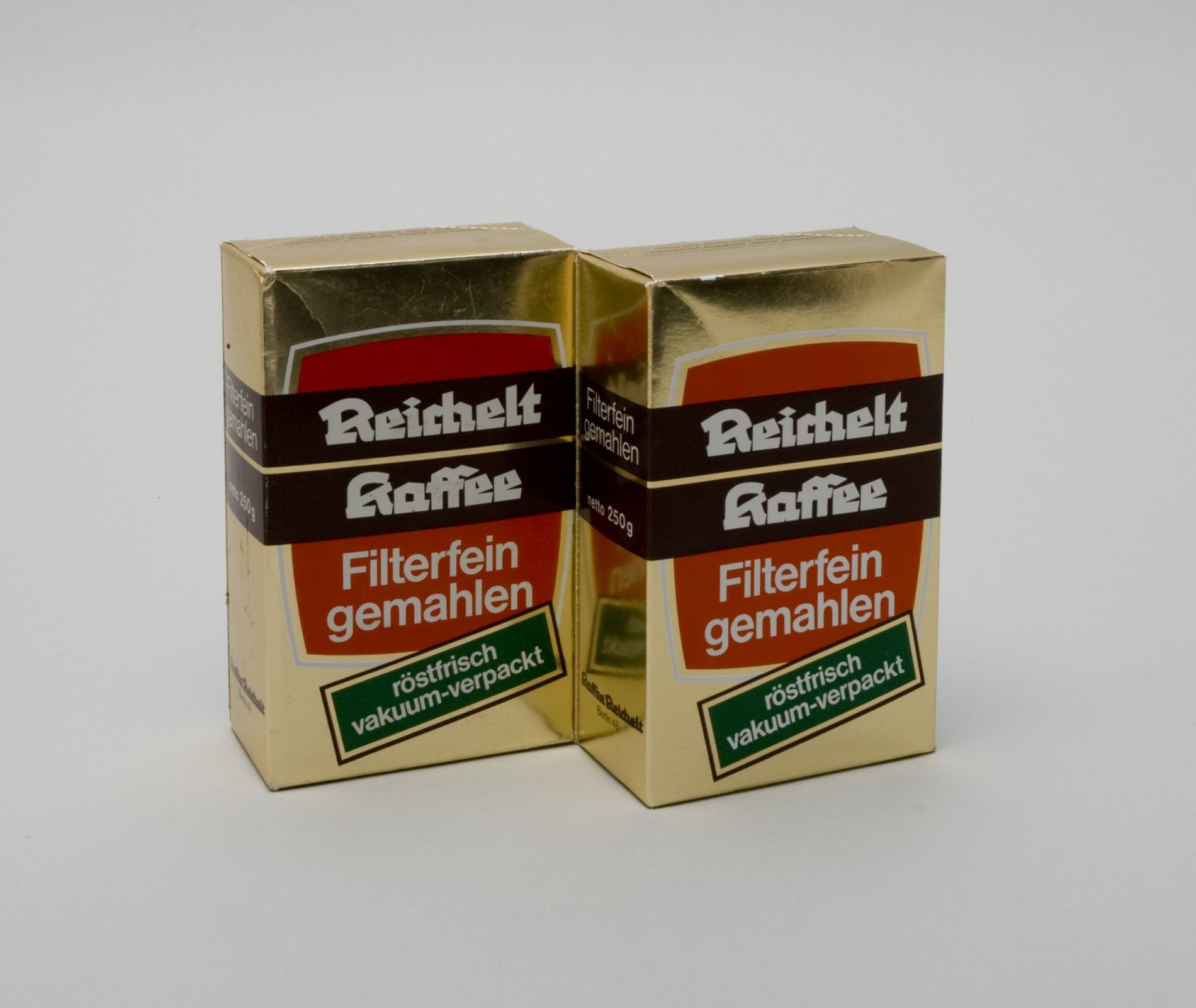 Zwei Packungen "Reichelt Kaffee filterfein gemahlen" (Stiftung Domäne Dahlem - Landgut und Museum, Weiternutzung nur mit Genehmigung des Museums CC BY-NC-SA)