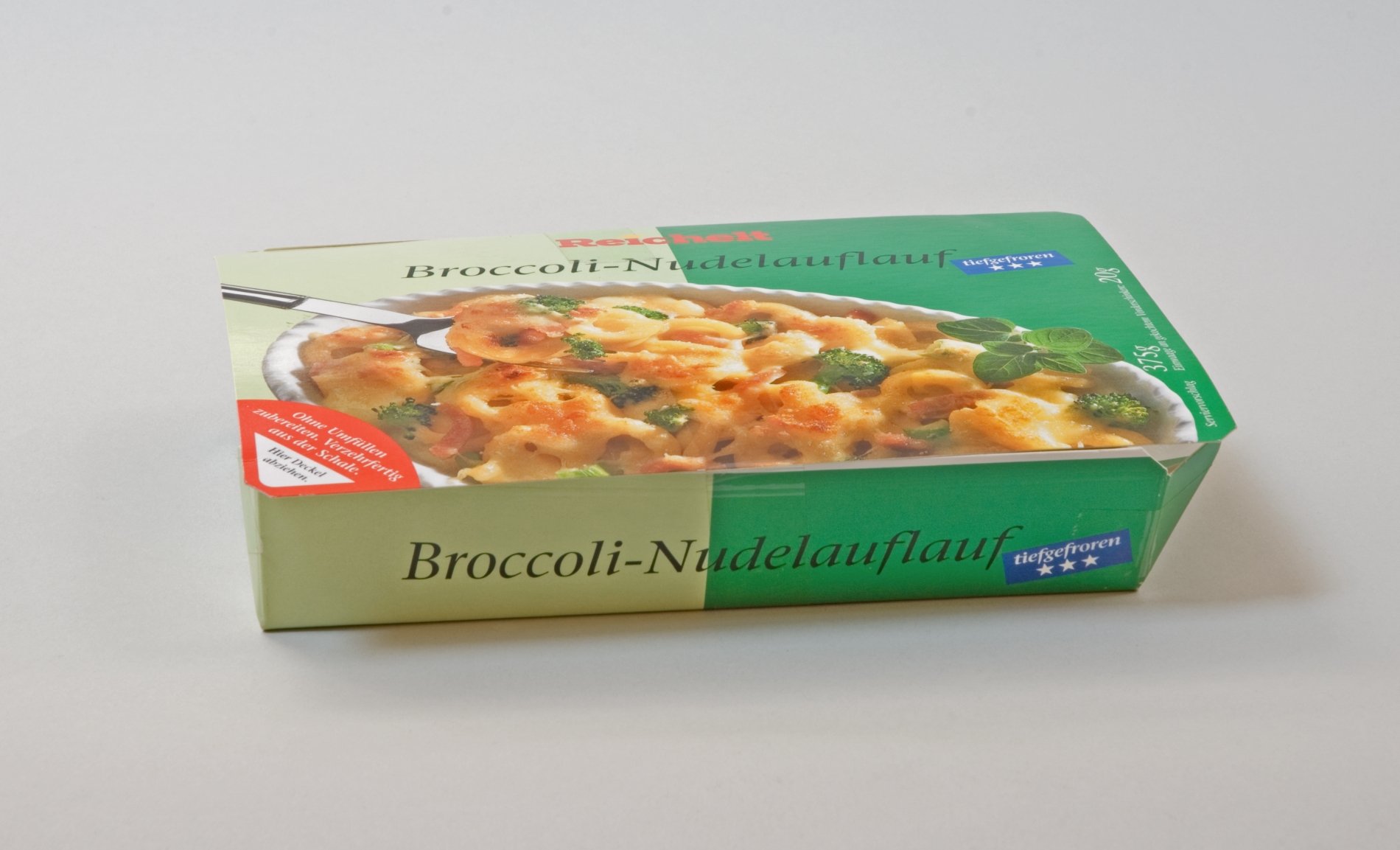 Fertiggericht- Verpackung für "Broccoli-Nudelauflauf" der Firma "Reichelt" (Stiftung Domäne Dahlem - Landgut und Museum, Weiternutzung nur mit Genehmigung des Museums CC BY-NC-SA)