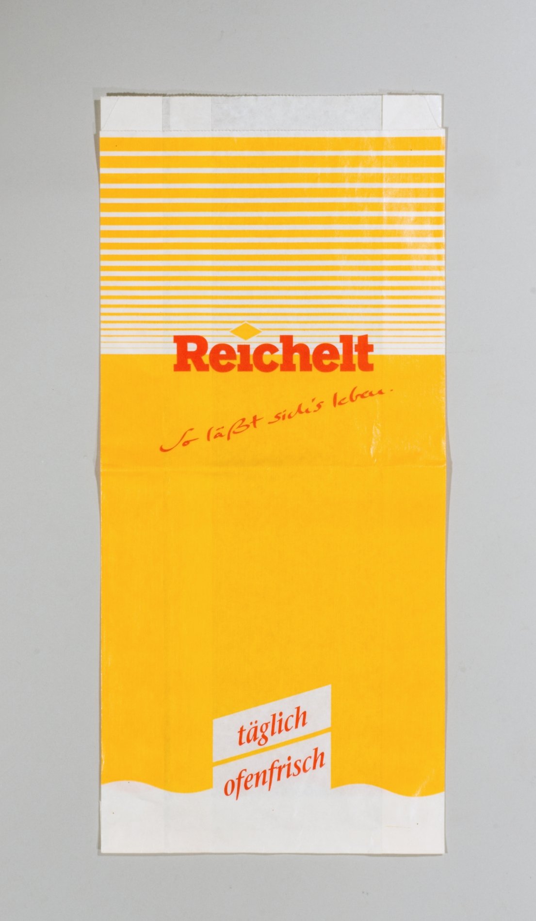 Zwei Papiertüten "Reichelt" (Stiftung Domäne Dahlem - Landgut und Museum, Weiternutzung nur mit Genehmigung des Museums CC BY-NC-SA)