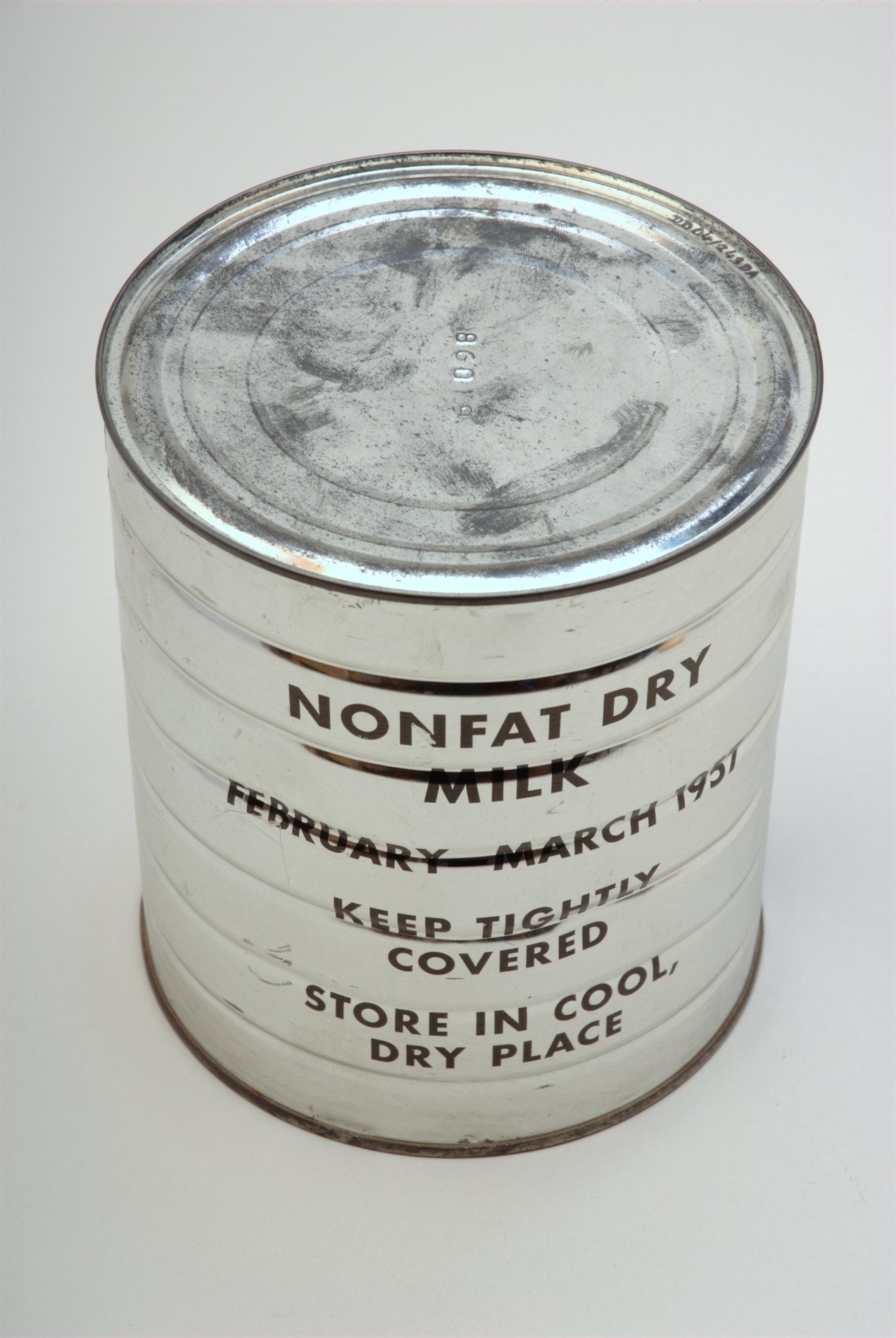 US-Konservendose - Milchpulver "Nonfat Dry Milk" (Stiftung Domäne Dahlem - Landgut und Museum, Weiternutzung nur mit Genehmigung des Museums CC BY-NC-SA)