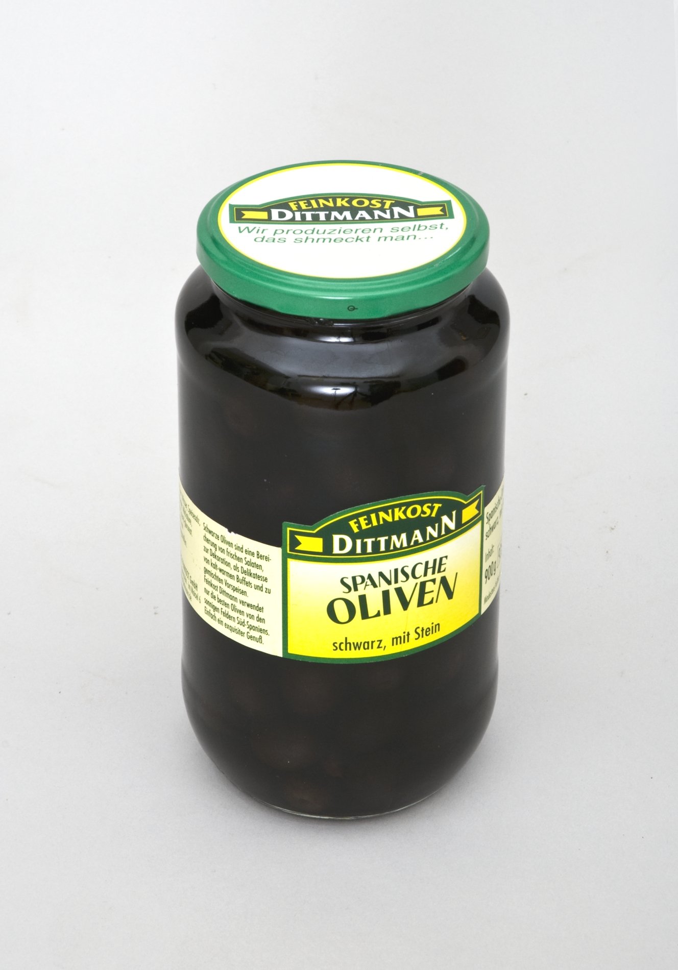 Einkauf Biolek: Spanische Oliven von "Feinkost Dittmann" (Stiftung Domäne Dahlem - Landgut und Museum, Weiternutzung nur mit Genehmigung des Museums CC BY-NC-SA)