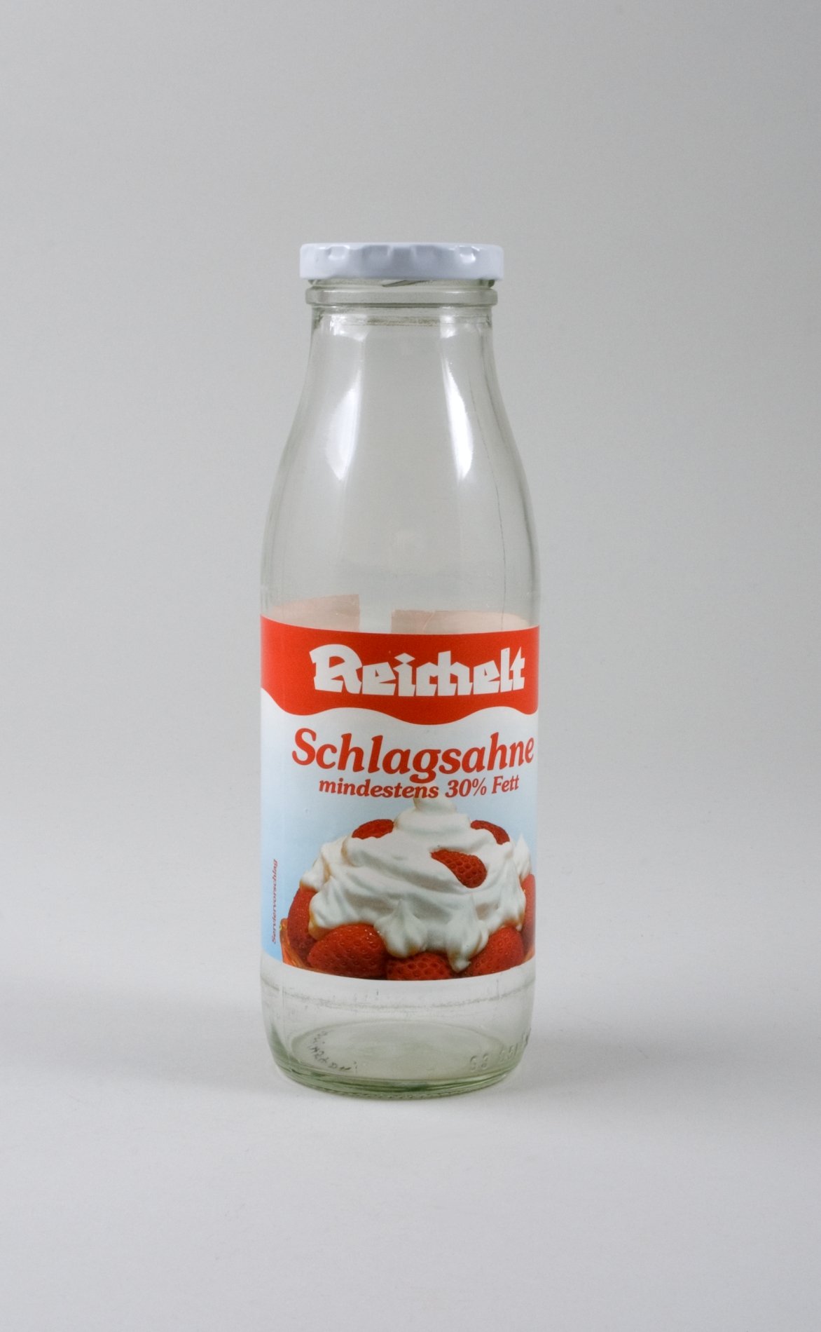 Warenmuster: Schlagsahne-Flasche der Firma "Reichelt" (Stiftung Domäne Dahlem - Landgut und Museum, Weiternutzung nur mit Genehmigung des Museums CC BY-NC-SA)