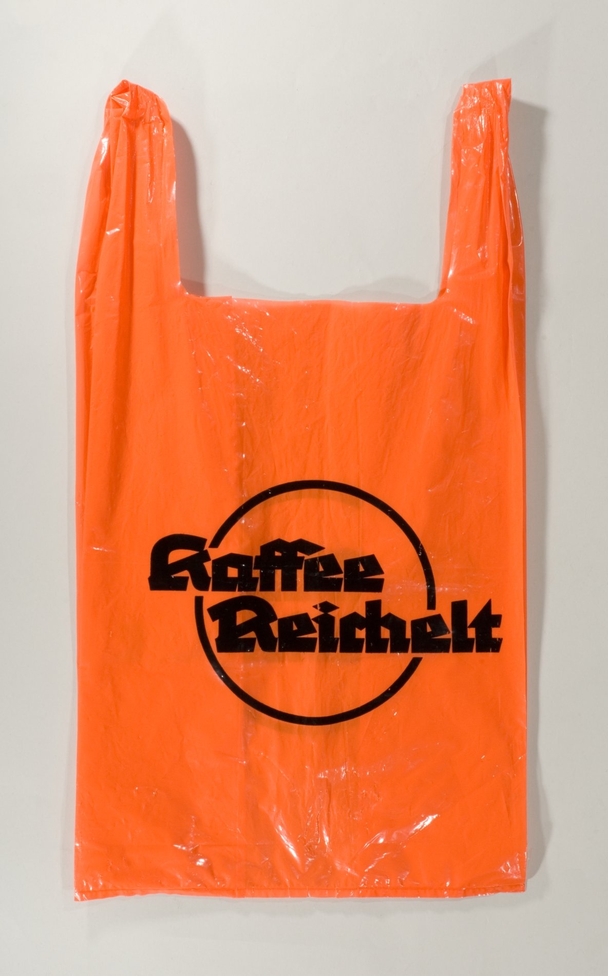 Plastiktragetasche der Firma "kaffee Reichelt" (Stiftung Domäne Dahlem - Landgut und Museum, Weiternutzung nur mit Genehmigung des Museums CC BY-NC-SA)