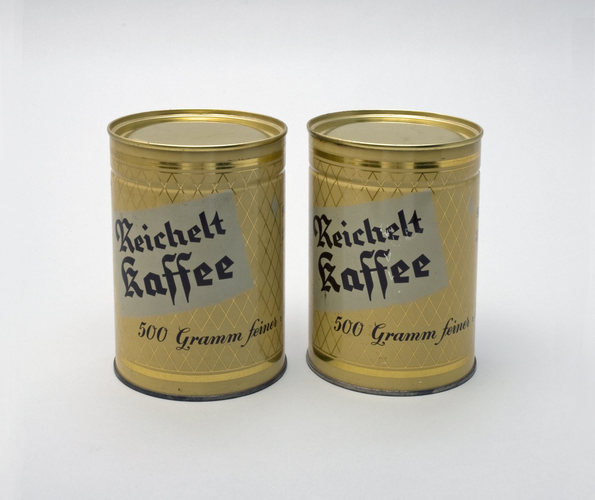 Zwei Dosen "Reichelt Kaffee" (Stiftung Domäne Dahlem - Landgut und Museum, Weiternutzung nur mit Genehmigung des Museums CC BY-NC-SA)