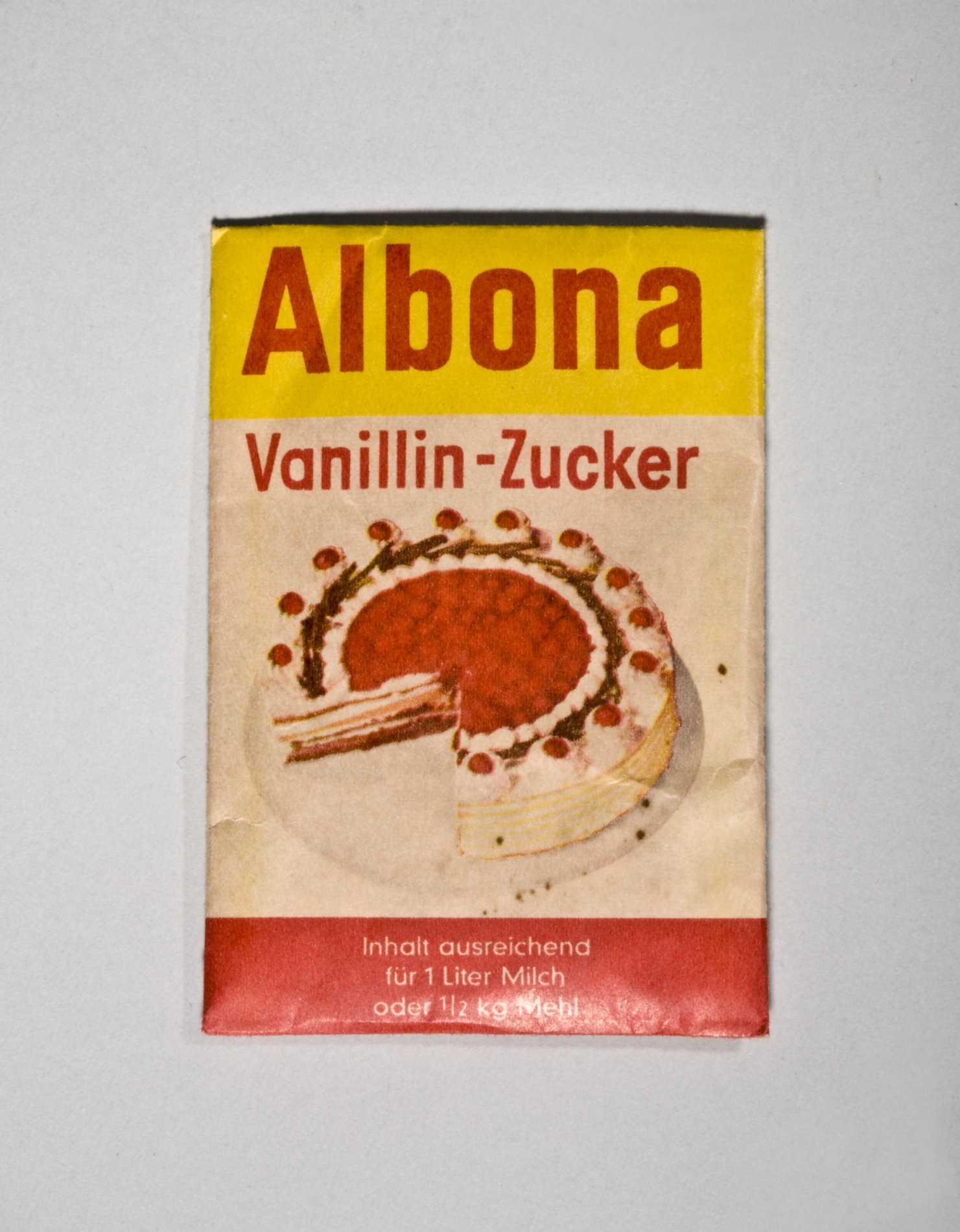 Päckchen "Vanillin-Zucker" von "Albona" (Stiftung Domäne Dahlem - Landgut und Museum, Weiternutzung nur mit Genehmigung des Museums CC BY-NC-SA)