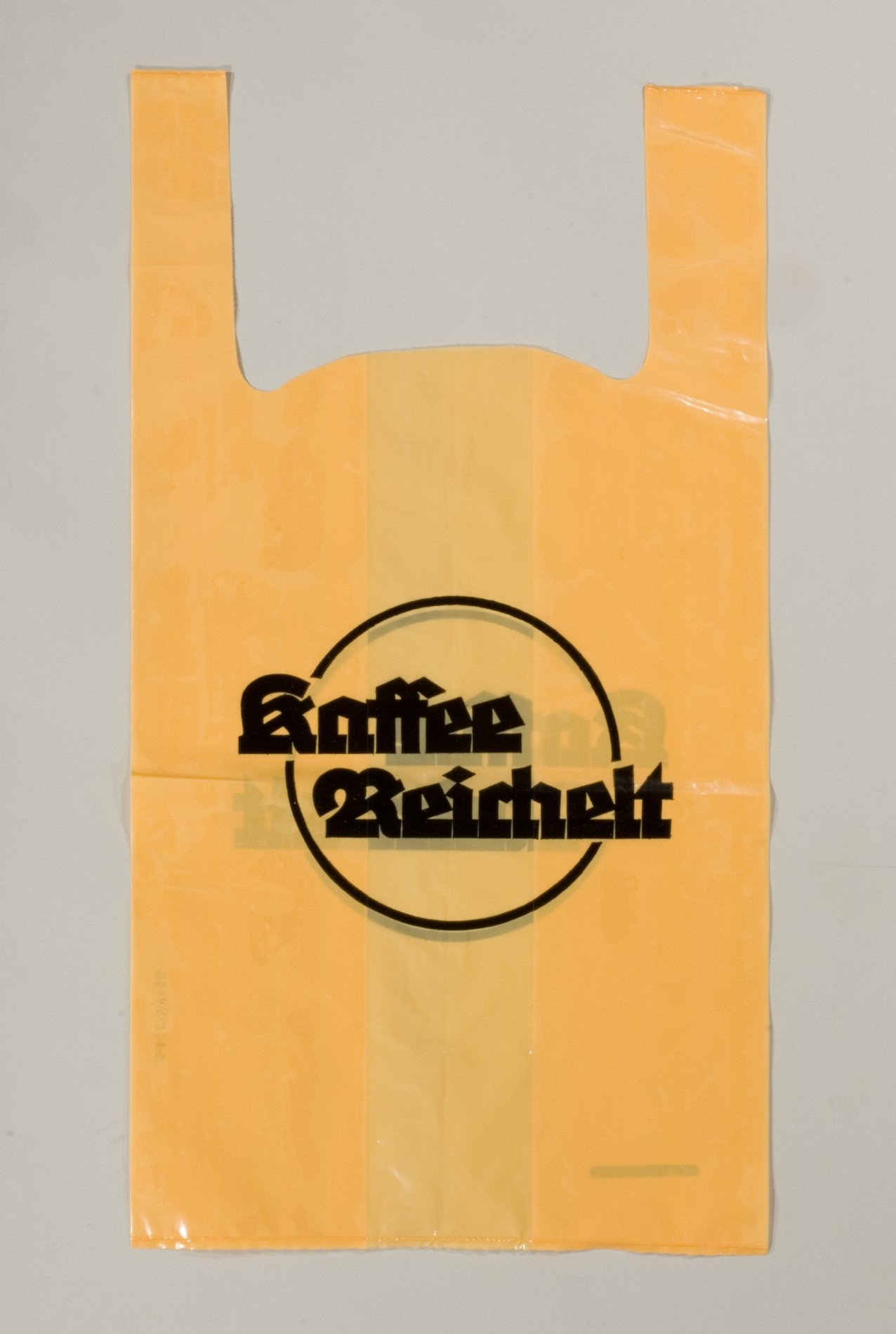 Drei Plastiktragetaschen der Firma "Reichelt" (Stiftung Domäne Dahlem - Landgut und Museum, Weiternutzung nur mit Genehmigung des Museums CC BY-NC-SA)