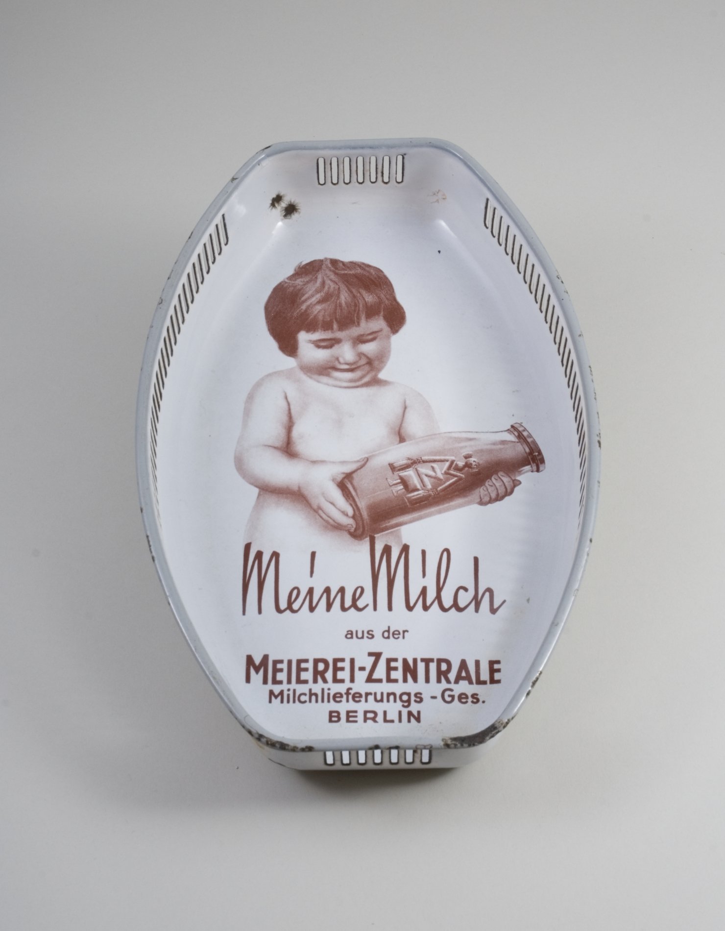 Brotkorb aus emailliertem Metall - "Meine Milch aus der Meierei-Zentrale" (Stiftung Domäne Dahlem - Landgut und Museum, Weiternutzung nur mit Genehmigung des Museums CC BY-NC-SA)