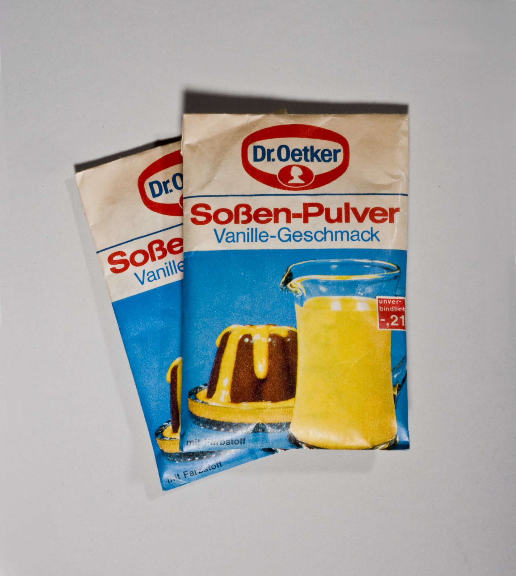 Zwei Päckchen "Soßen-Pulver Vanille Geschmack" von "Dr.Oetker" (Stiftung Domäne Dahlem - Landgut und Museum, Weiternutzung nur mit Genehmigung des Museums CC BY-NC-SA)