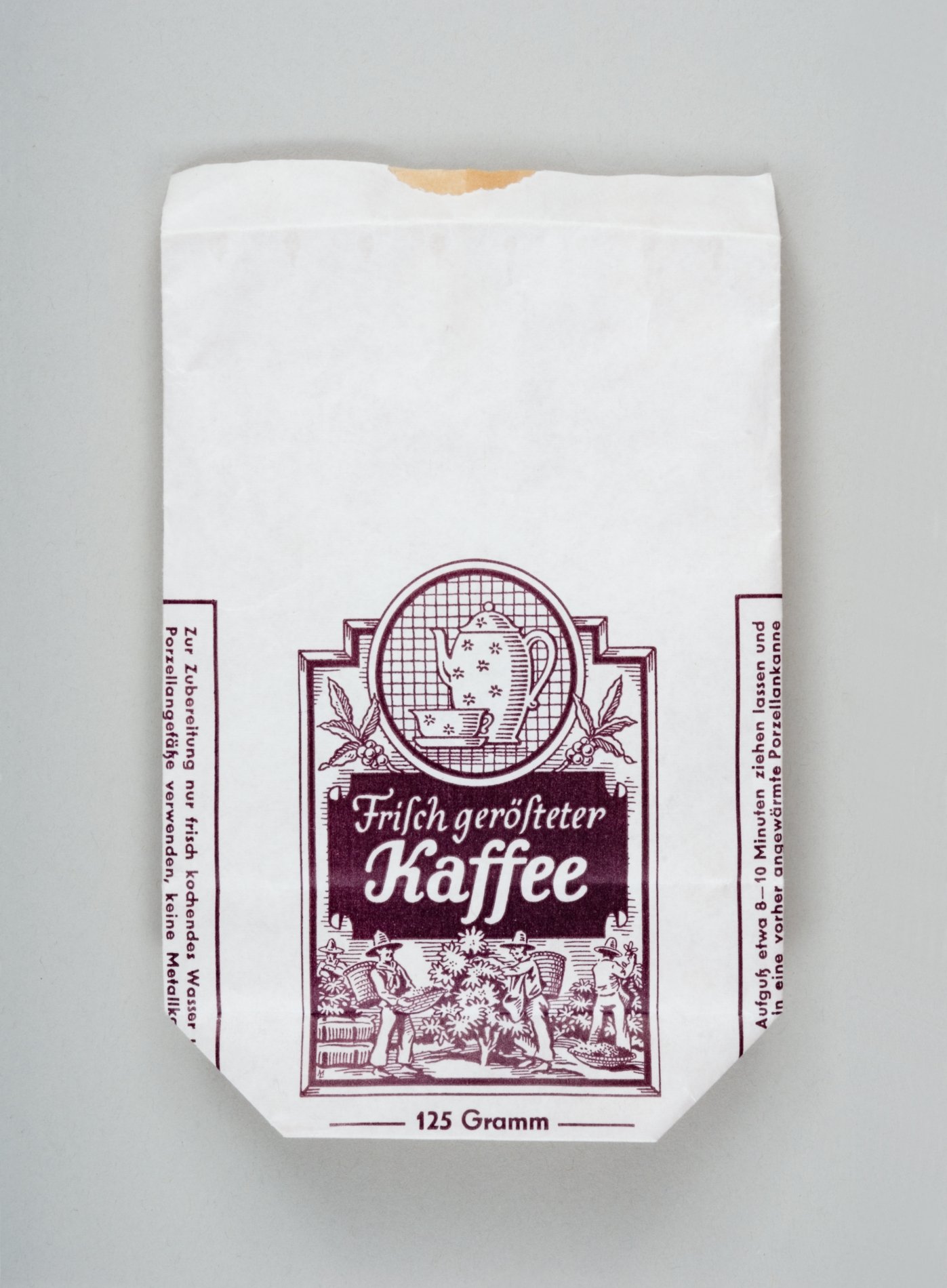 Papiertüte für "Frisch gerösteten Kaffee" (Stiftung Domäne Dahlem - Landgut und Museum, Weiternutzung nur mit Genehmigung des Museums CC BY-NC-SA)