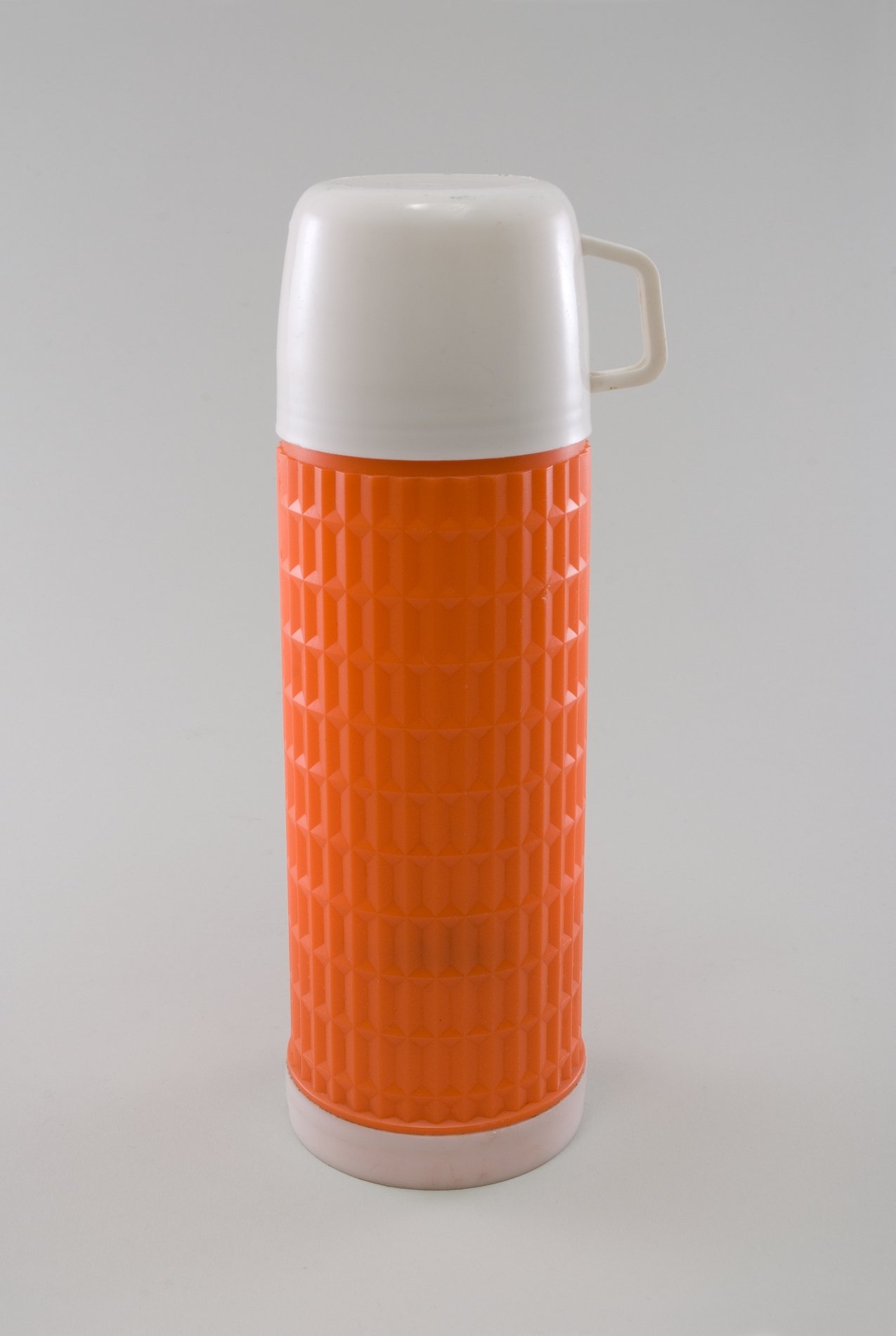 Thermosflasche mit Trinkbecher (Stiftung Domäne Dahlem - Landgut und Museum, Weiternutzung nur mit Genehmigung des Museums CC BY-NC-SA)