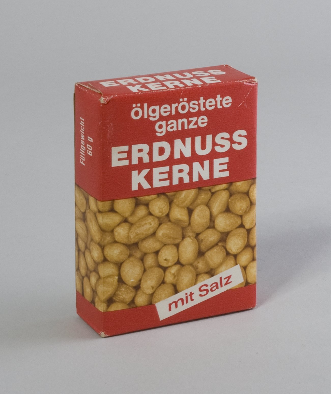 Verpackung "Erdnuss Kerne" (Stiftung Domäne Dahlem - Landgut und Museum, Weiternutzung nur mit Genehmigung des Museums CC BY-NC-SA)