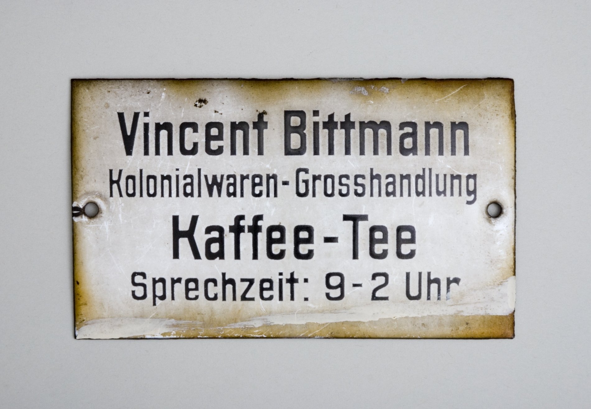 Blechschild "Vincent Bittmann - Kolonialwaren-Grosshandlung - Kaffee-Tee" (Stiftung Domäne Dahlem - Landgut und Museum, Weiternutzung nur mit Genehmigung des Museums CC BY-NC-SA)
