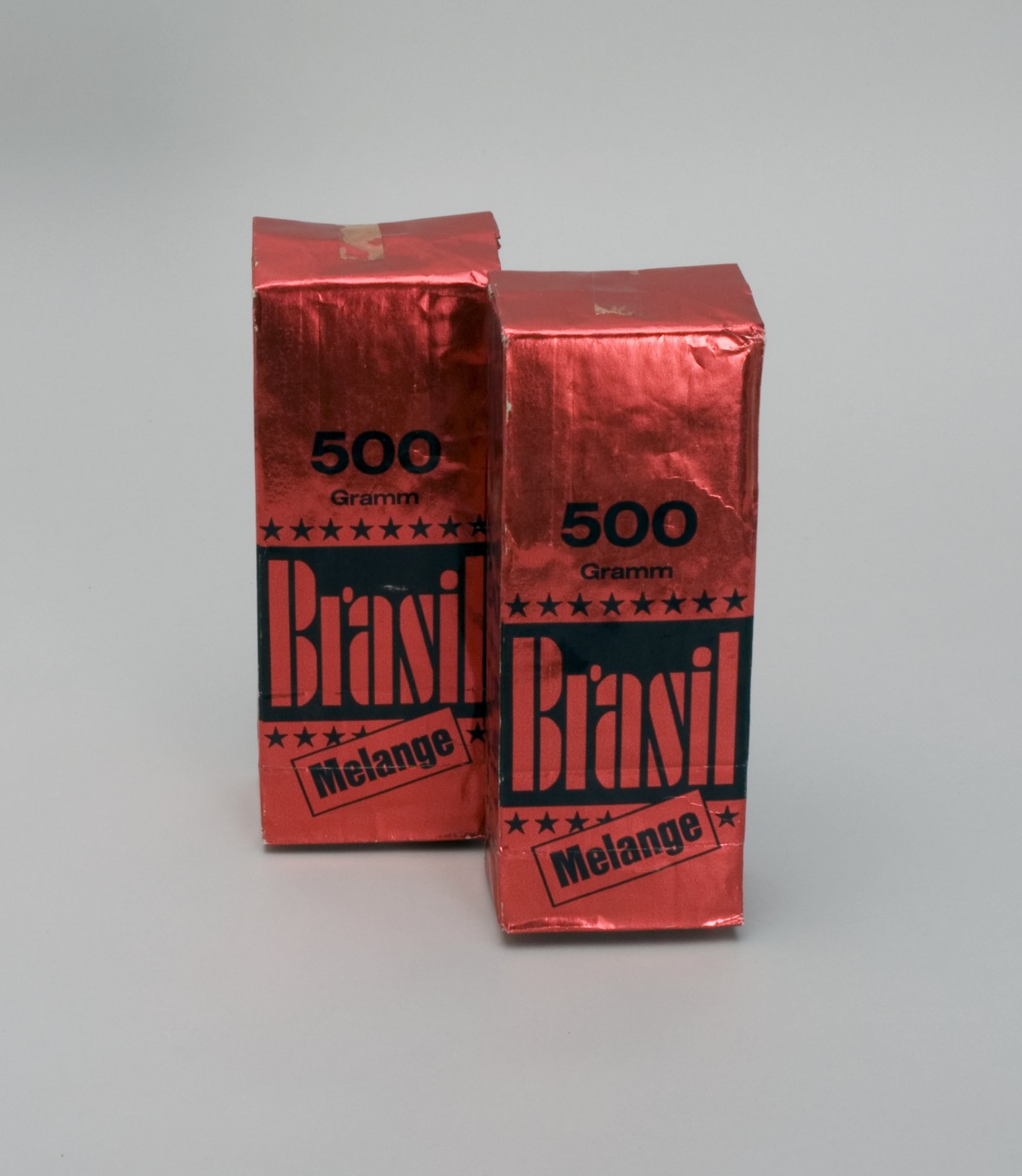 Zwei Verpackungen für Bohnenkaffee "Brasil" (Stiftung Domäne Dahlem - Landgut und Museum, Weiternutzung nur mit Genehmigung des Museums CC BY-NC-SA)