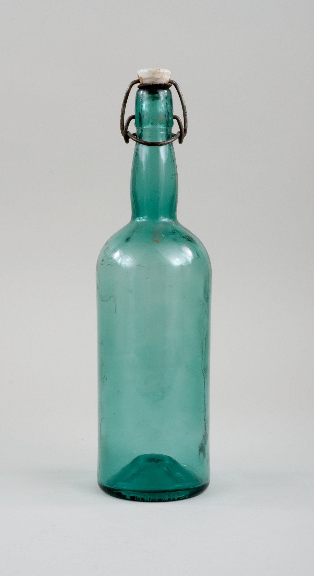 Glasflasche mit Bügelverschluß (Stiftung Domäne Dahlem - Landgut und Museum, Weiternutzung nur mit Genehmigung des Museums CC BY-NC-SA)