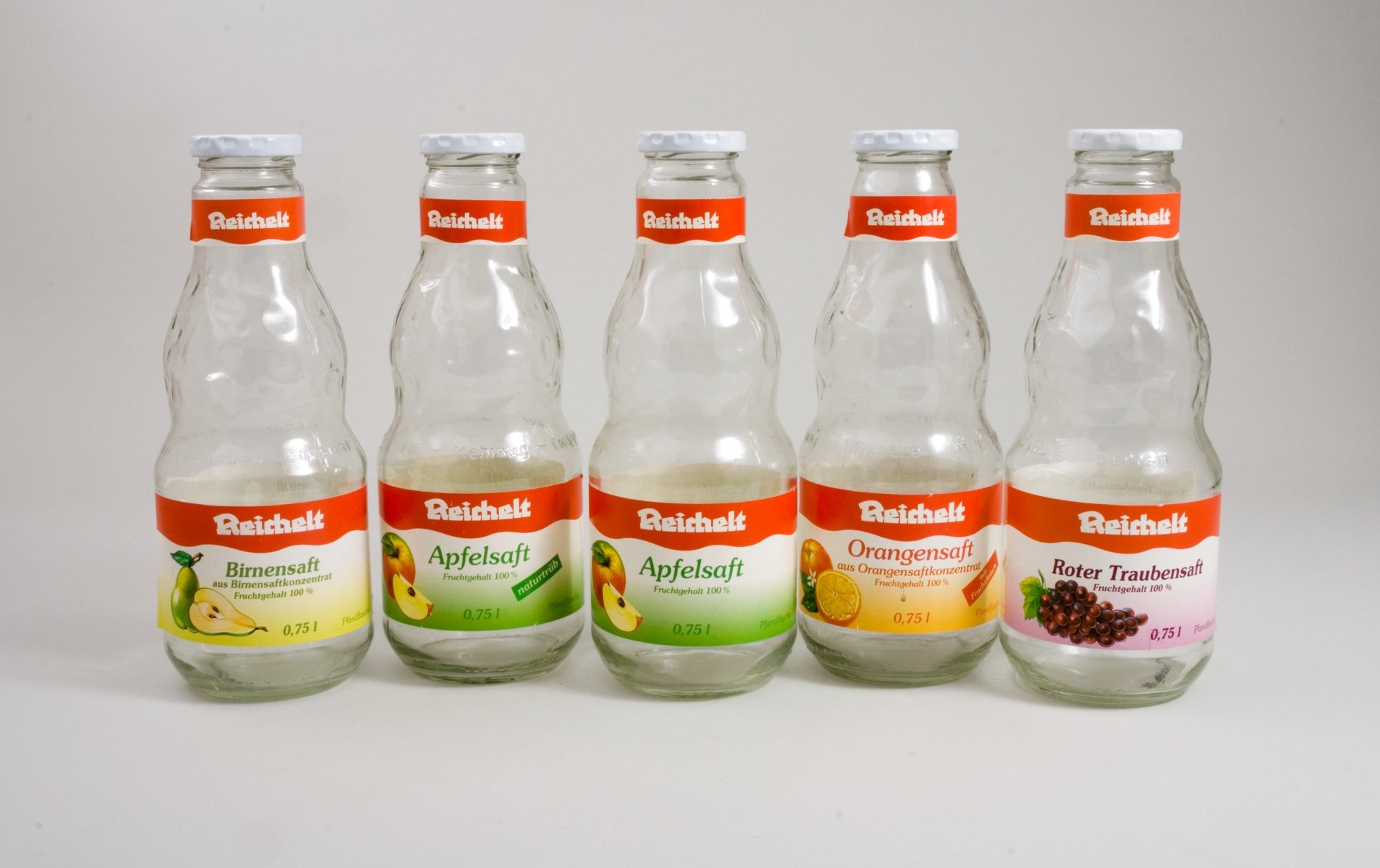 Fünf Obst- Saft- Flaschen der Firma "Reichelt" (Stiftung Domäne Dahlem - Landgut und Museum, Weiternutzung nur mit Genehmigung des Museums CC BY-NC-SA)