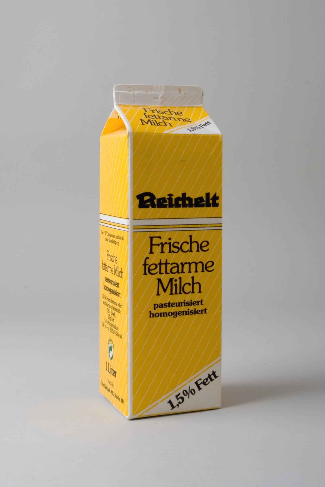 Verpackung "Frische fettarme Milch" der Firma "Reichelt" (Stiftung Domäne Dahlem - Landgut und Museum, Weiternutzung nur mit Genehmigung des Museums CC BY-NC-SA)