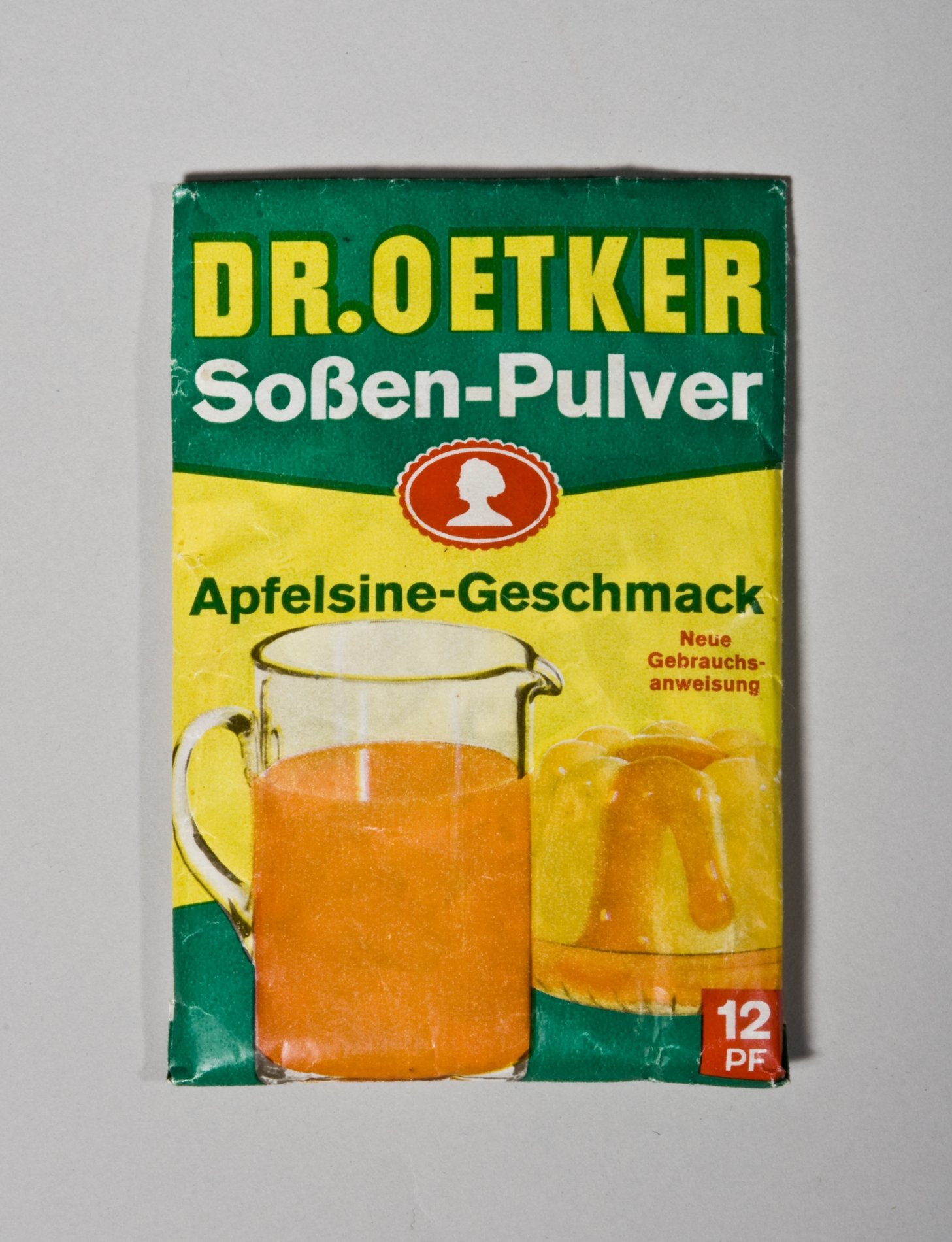 Päckchen "Soßen-Pulver Apfelsine-Geschmack" von "Dr. Oetker" (Stiftung Domäne Dahlem - Landgut und Museum, Weiternutzung nur mit Genehmigung des Museums CC BY-NC-SA)