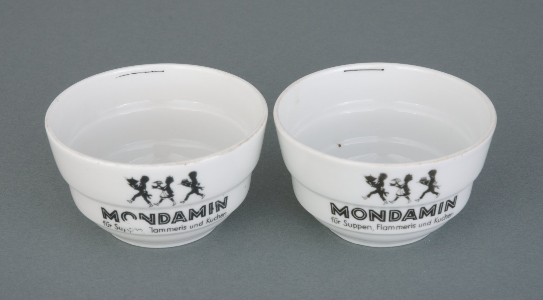 Zwei Mondamin Puddingformen aus Porzellan (Stiftung Domäne Dahlem - Landgut und Museum, Weiternutzung nur mit Genehmigung des Museums CC BY-NC-SA)