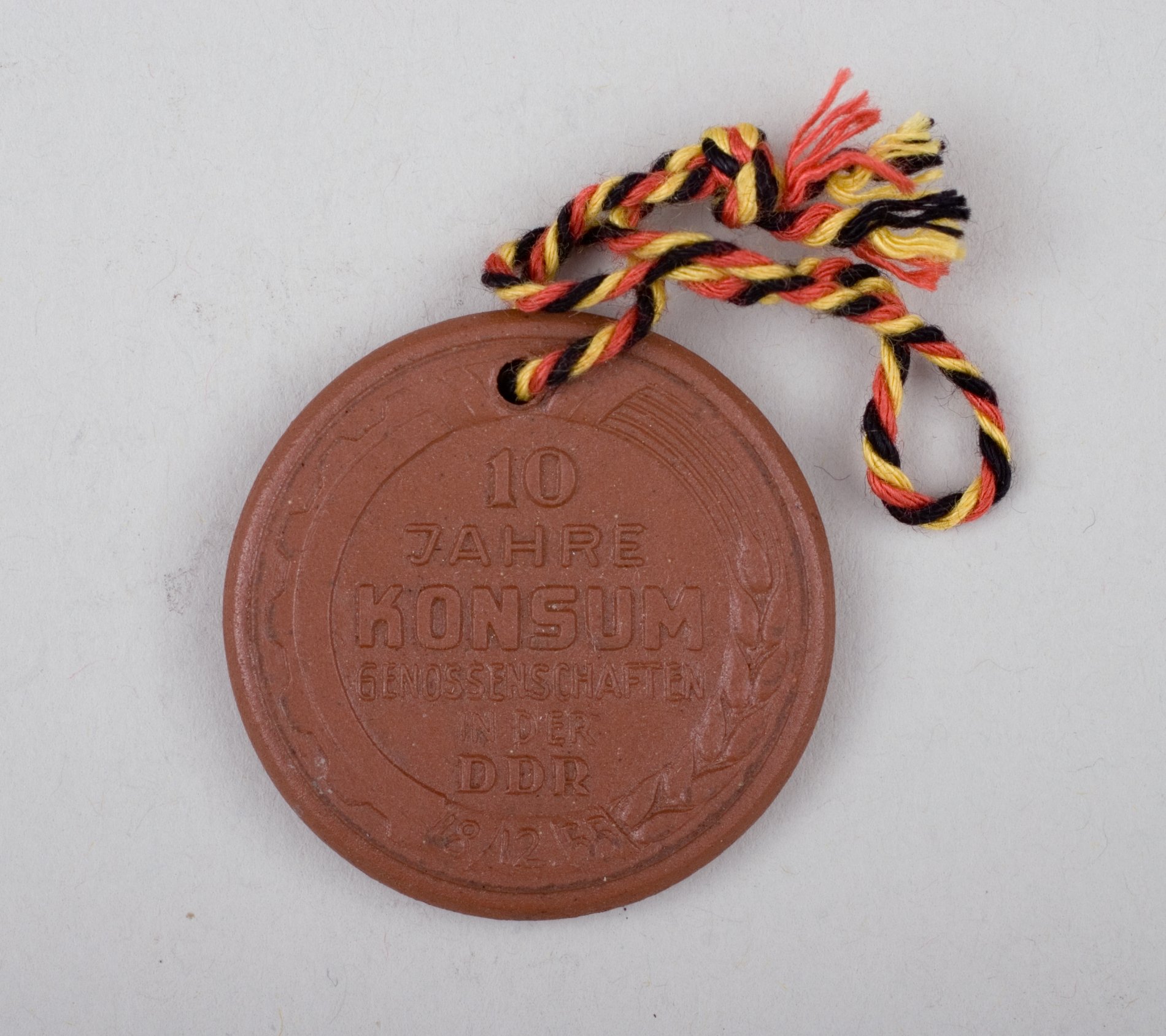 Medaille "10 Jahre Konsum Genossenschaften in der DDR" (Stiftung Domäne Dahlem - Landgut und Museum, Weiternutzung nur mit Genehmigung des Museums CC BY-NC-SA)