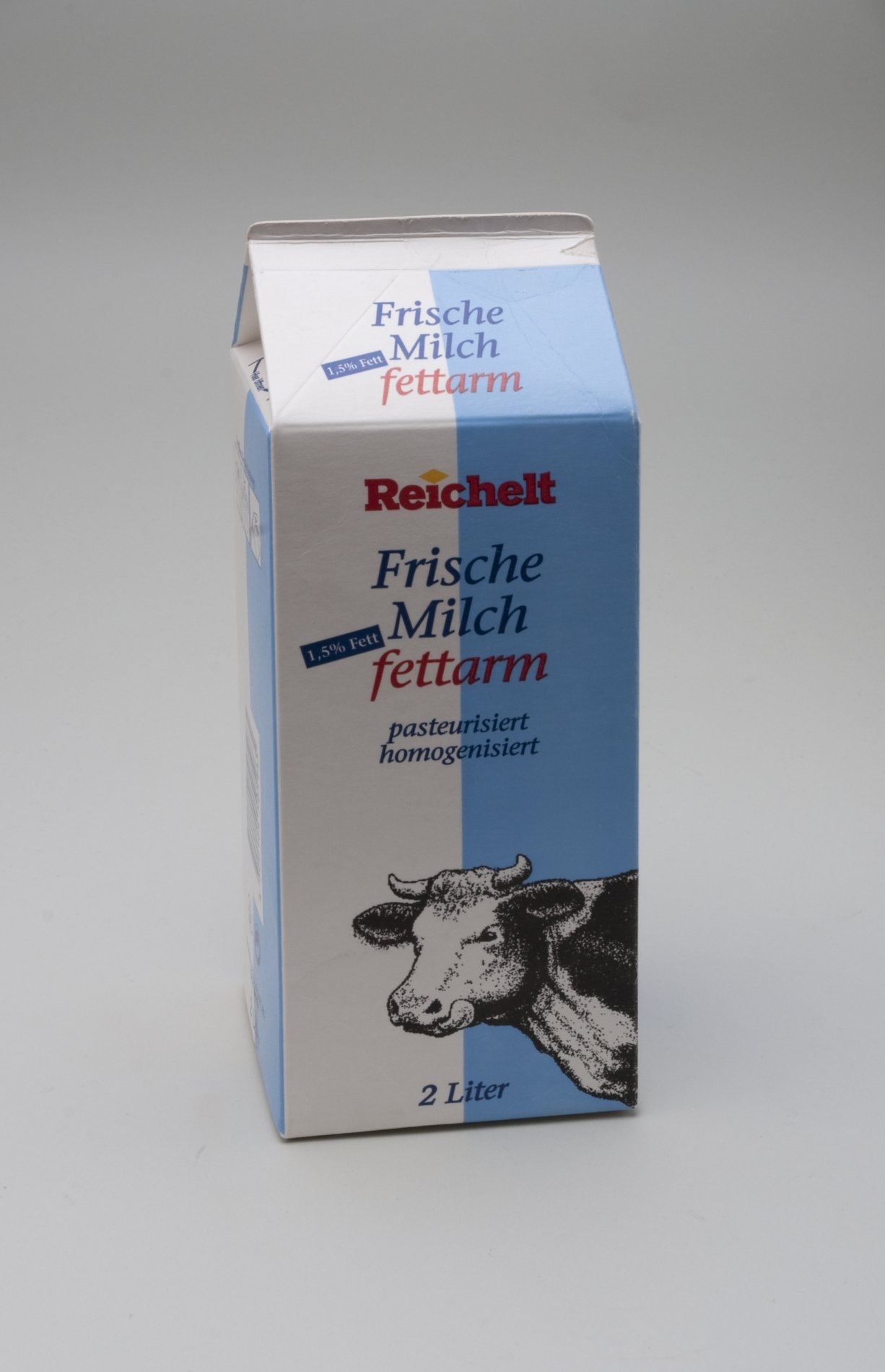 Milch-Verpackung "Frische Milch fettarm" der "Reichelt" Eigenmarke (Stiftung Domäne Dahlem - Landgut und Museum, Weiternutzung nur mit Genehmigung des Museums CC BY-NC-SA)