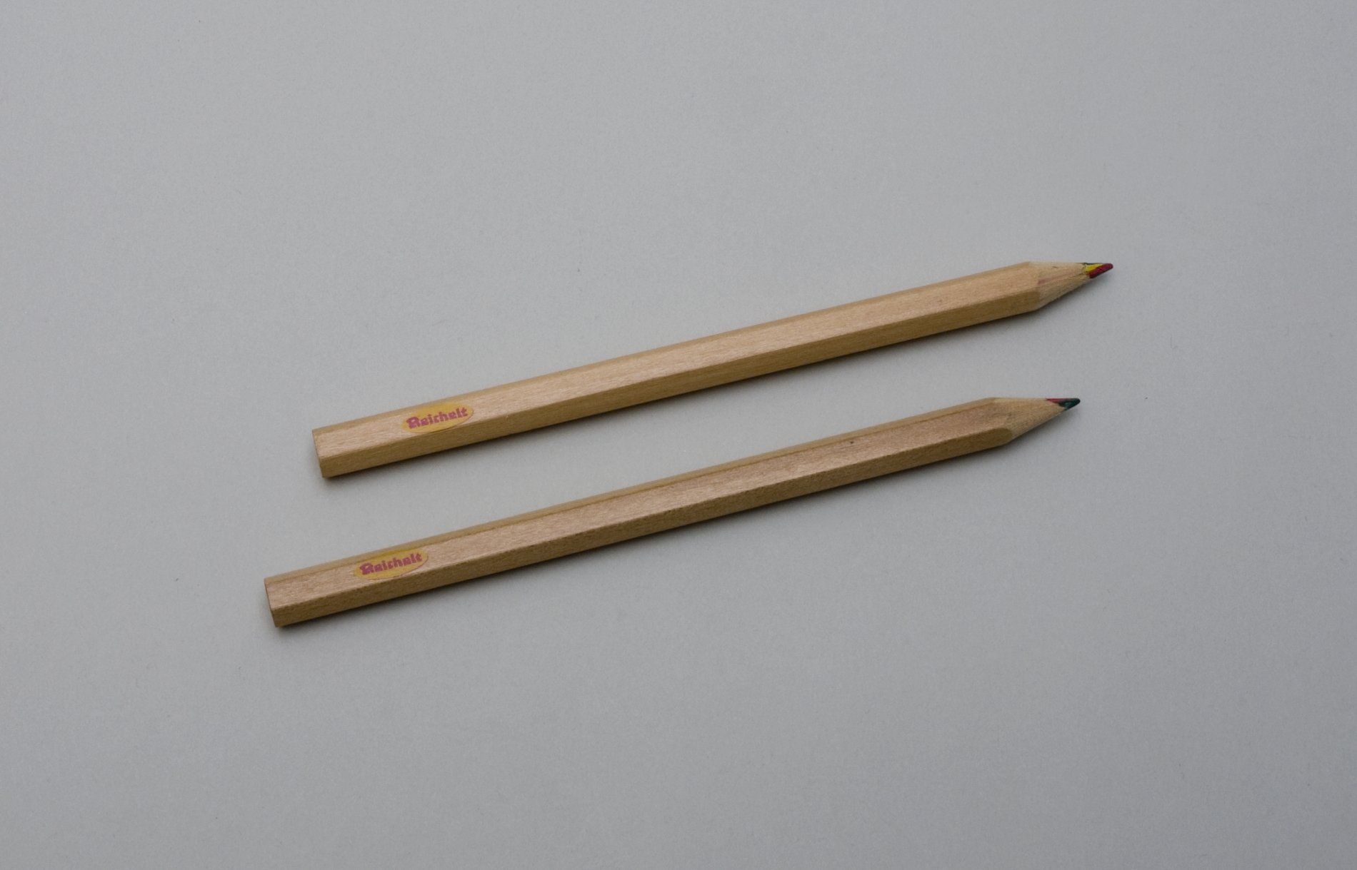 Zwei Regenbogen-Buntstifte mit "Reichelt" Werbung (Stiftung Domäne Dahlem - Landgut und Museum, Weiternutzung nur mit Genehmigung des Museums CC BY-NC-SA)
